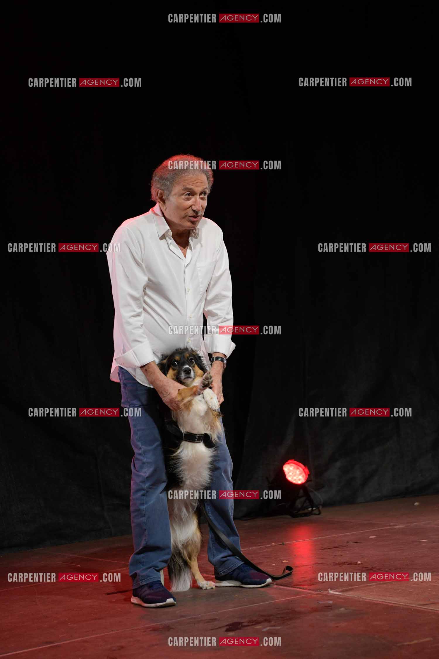 Michel Drucker fait son One Man Show avec sa chienne Izia au parc Jourdan d'Aix en Provence. ( Exclusif )