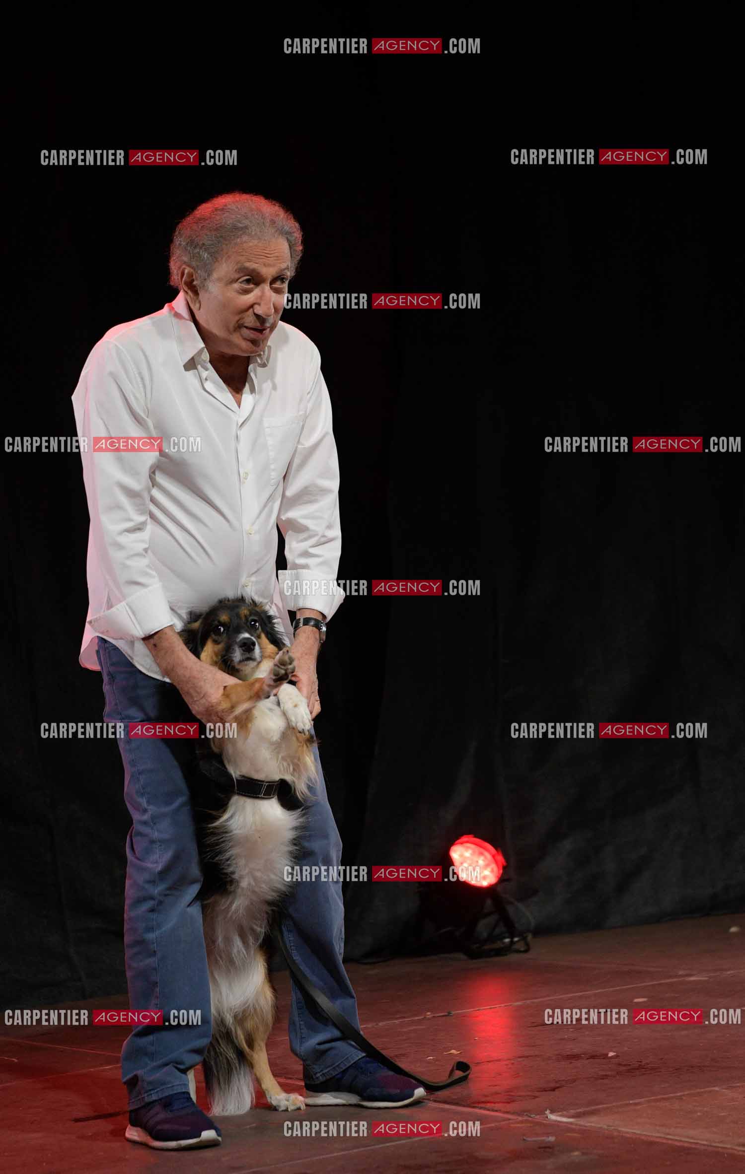 Michel Drucker fait son One Man Show avec sa chienne Izia au parc Jourdan d'Aix en Provence. ( Exclusif )