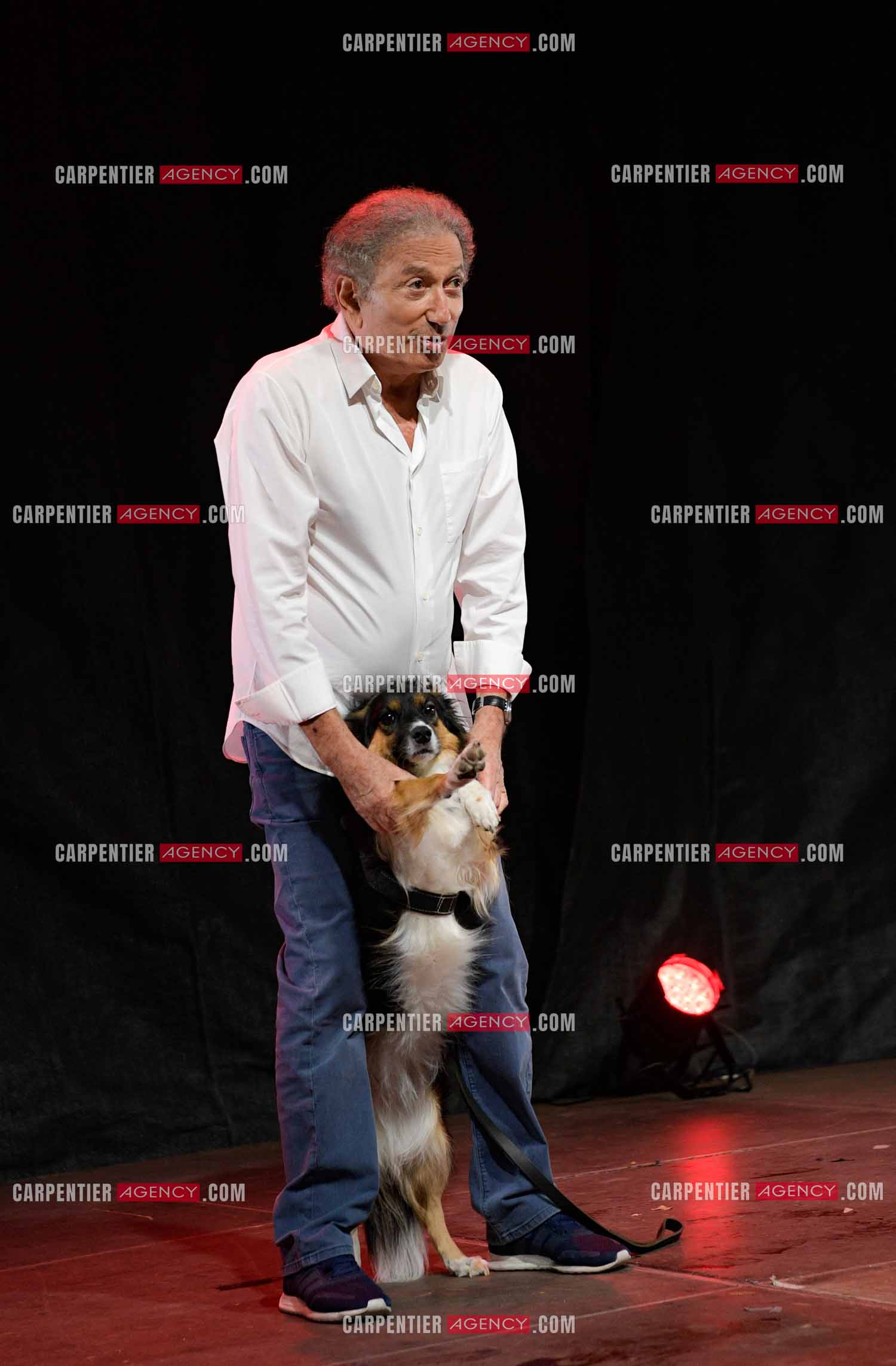 Michel Drucker fait son One Man Show avec sa chienne Izia au parc Jourdan d'Aix en Provence. ( Exclusif )