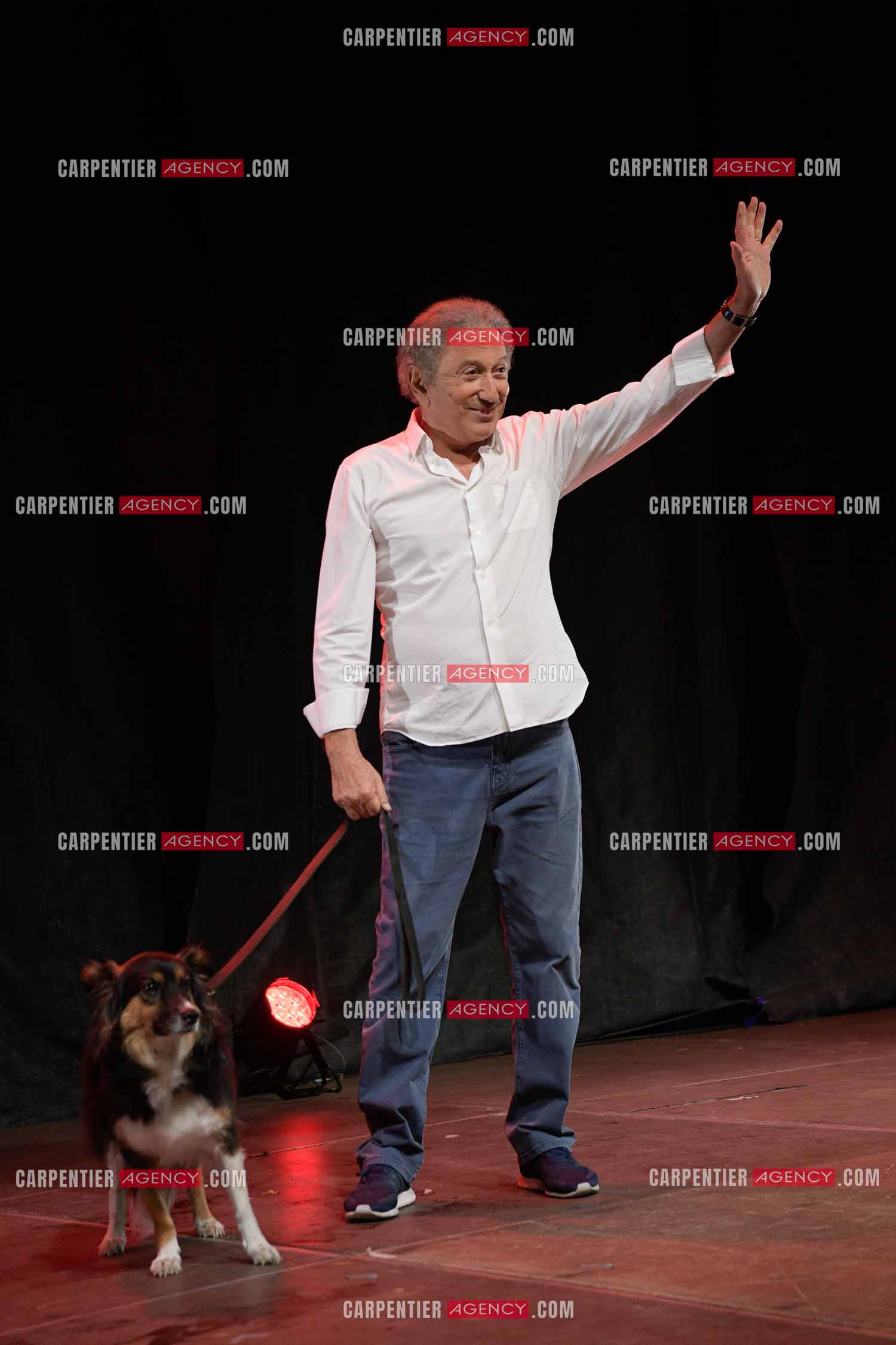 Michel Drucker fait son One Man Show avec sa chienne Izia au parc Jourdan d'Aix en Provence. ( Exclusif )