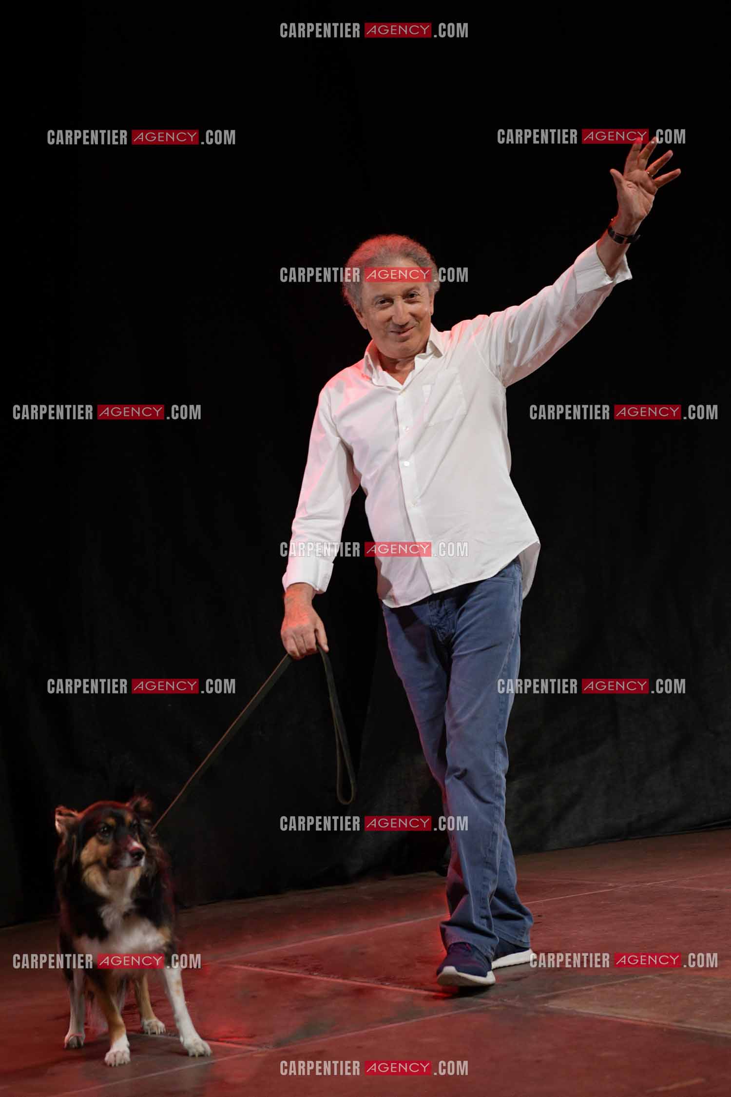 Michel Drucker fait son One Man Show avec sa chienne Izia au parc Jourdan d'Aix en Provence. ( Exclusif )