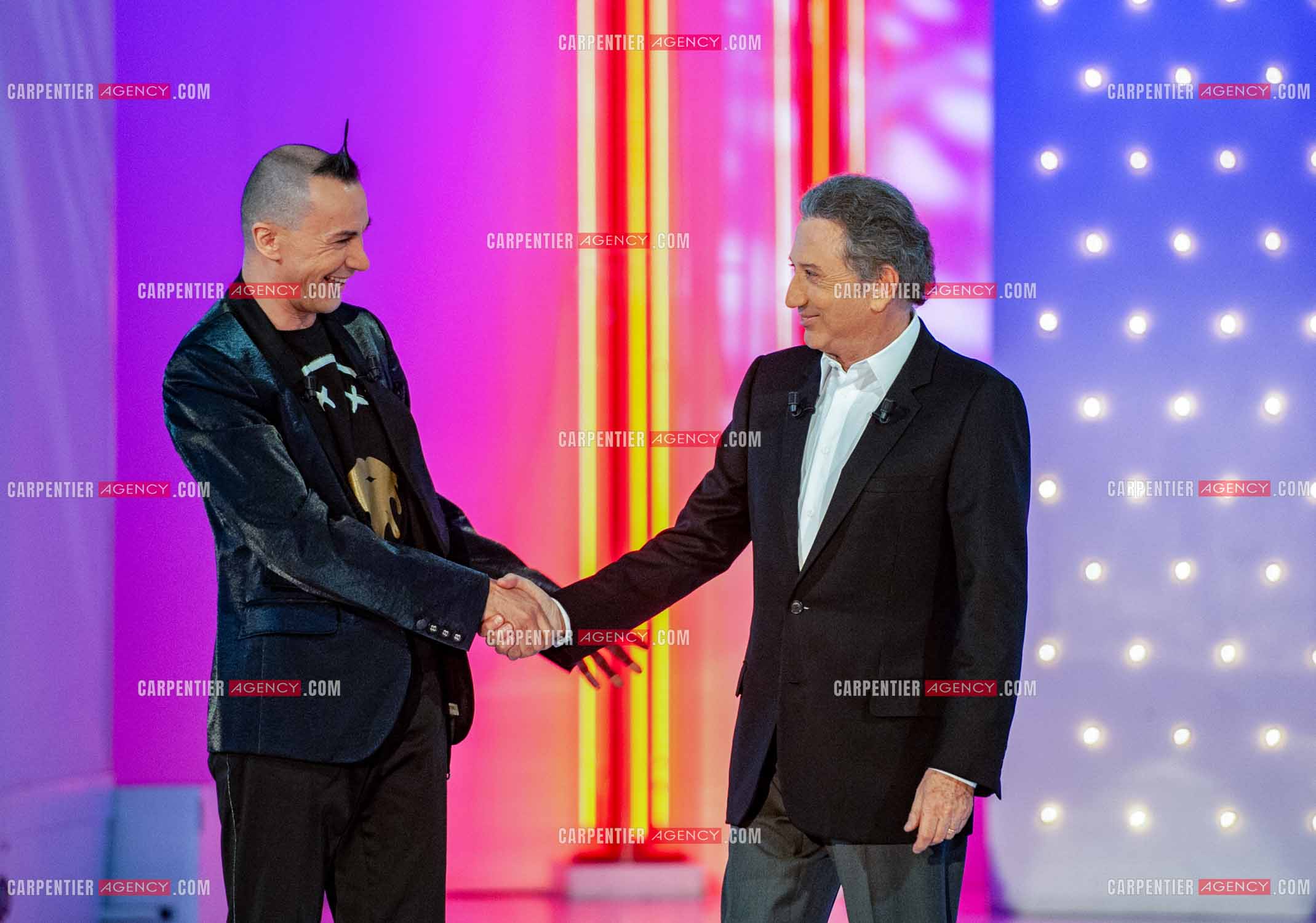 L'animateur Michel Drucker reçoit le prestidigitateur Arturo Brachetti sur le plateau de l'émission “ Vivement Dimanche “.
