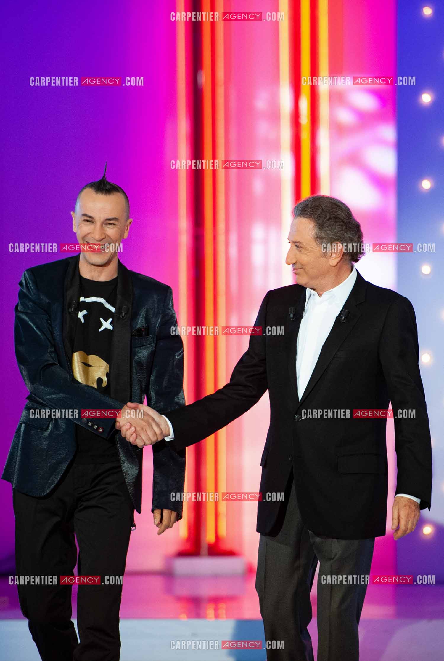 L'animateur Michel Drucker reçoit le prestidigitateur Arturo Brachetti sur le plateau de l'émission “ Vivement Dimanche “.