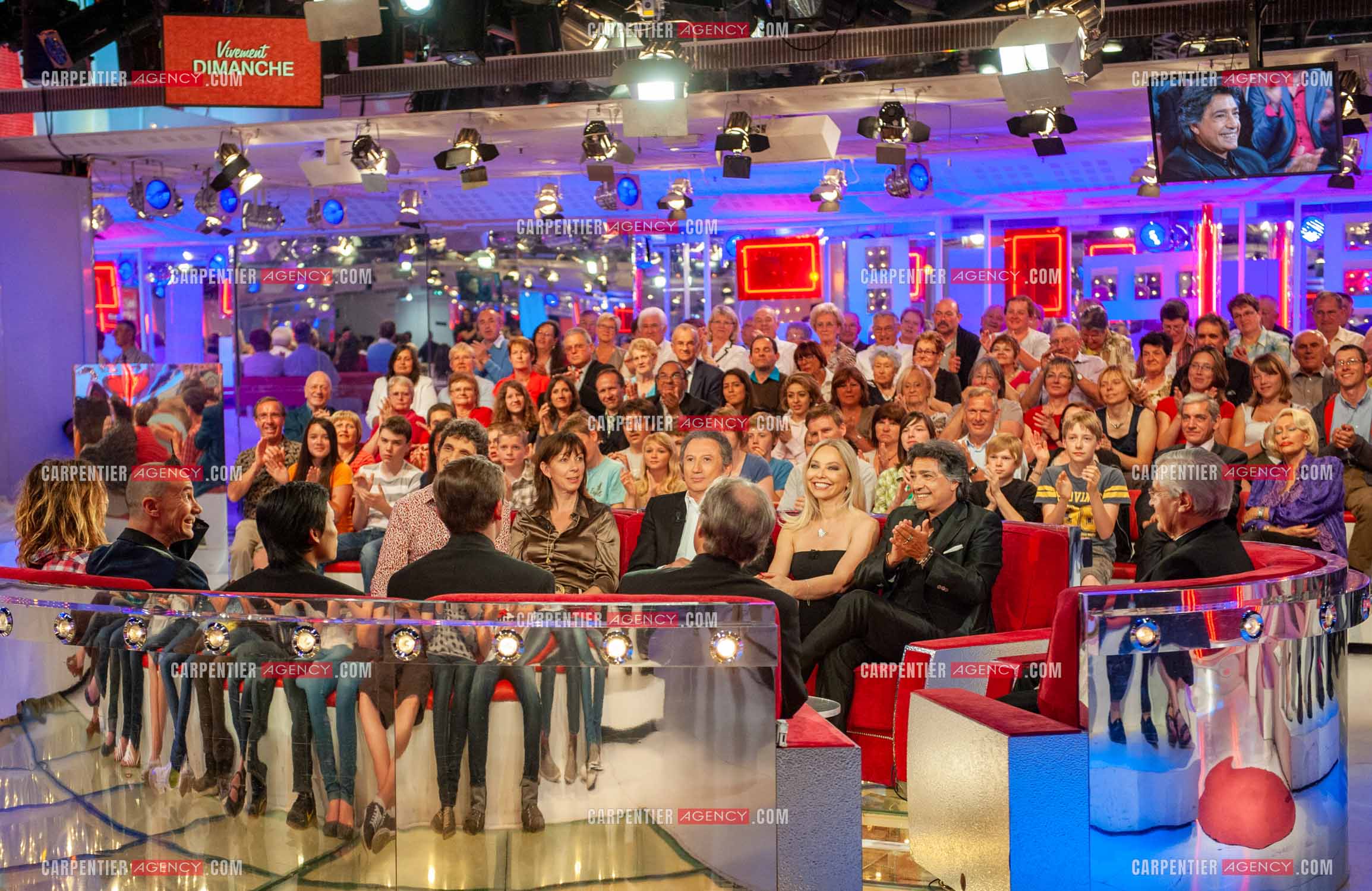 Michel Drucker autour de ses invités Les Curés, Frédéric François, Ornella Muti, Arturo Brachetti et le couple d'humoristes Shirley et Dino, pour son émission “ Vivement Dimanche “.