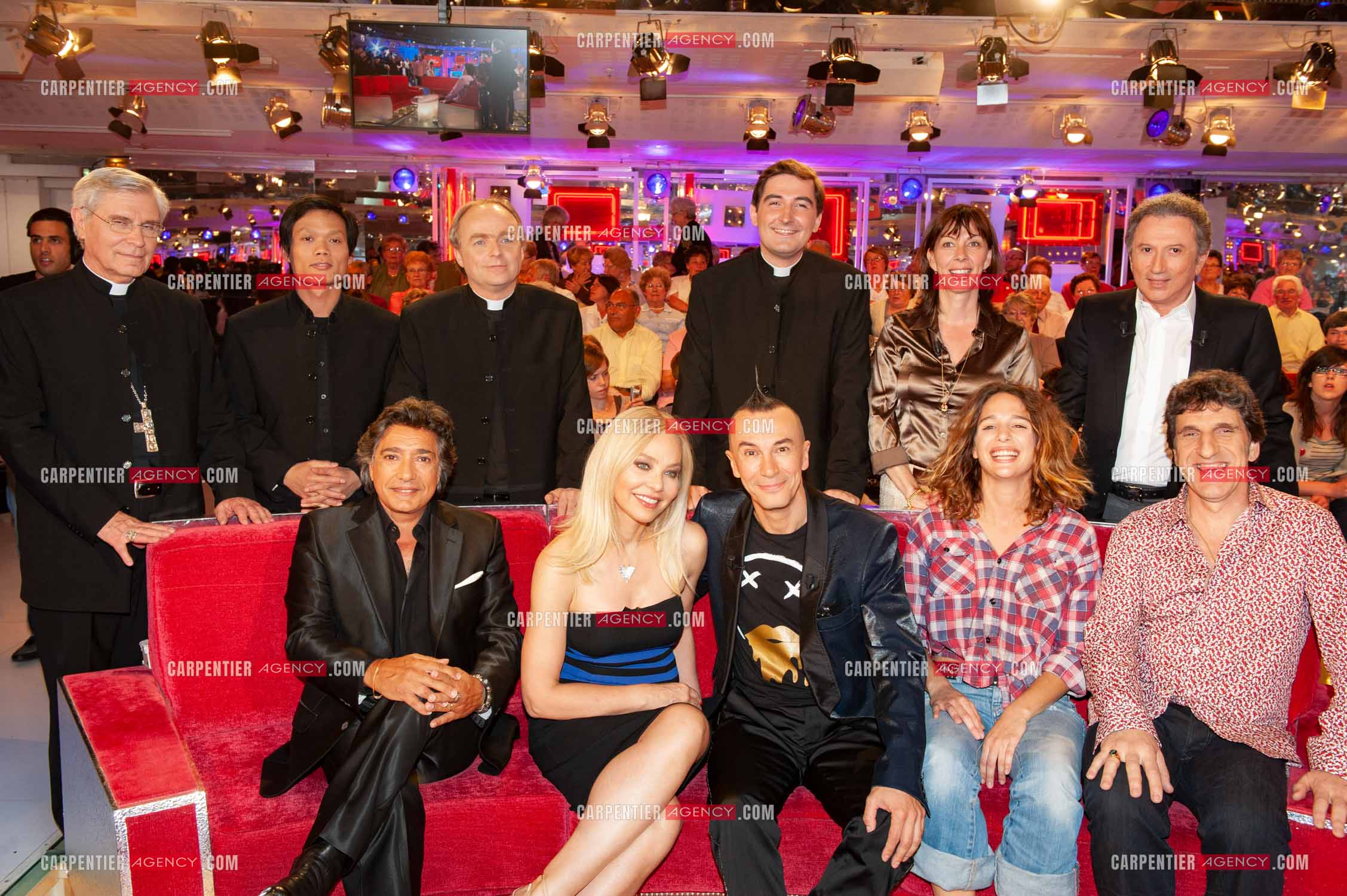 Michel Drucker autour de ses invités Les Prêtres, Frédéric François, Ornella Muti, Arturo Brachetti et le couple d'humoristes Shirley et Dino, pour son émission “ Vivement Dimanche “.