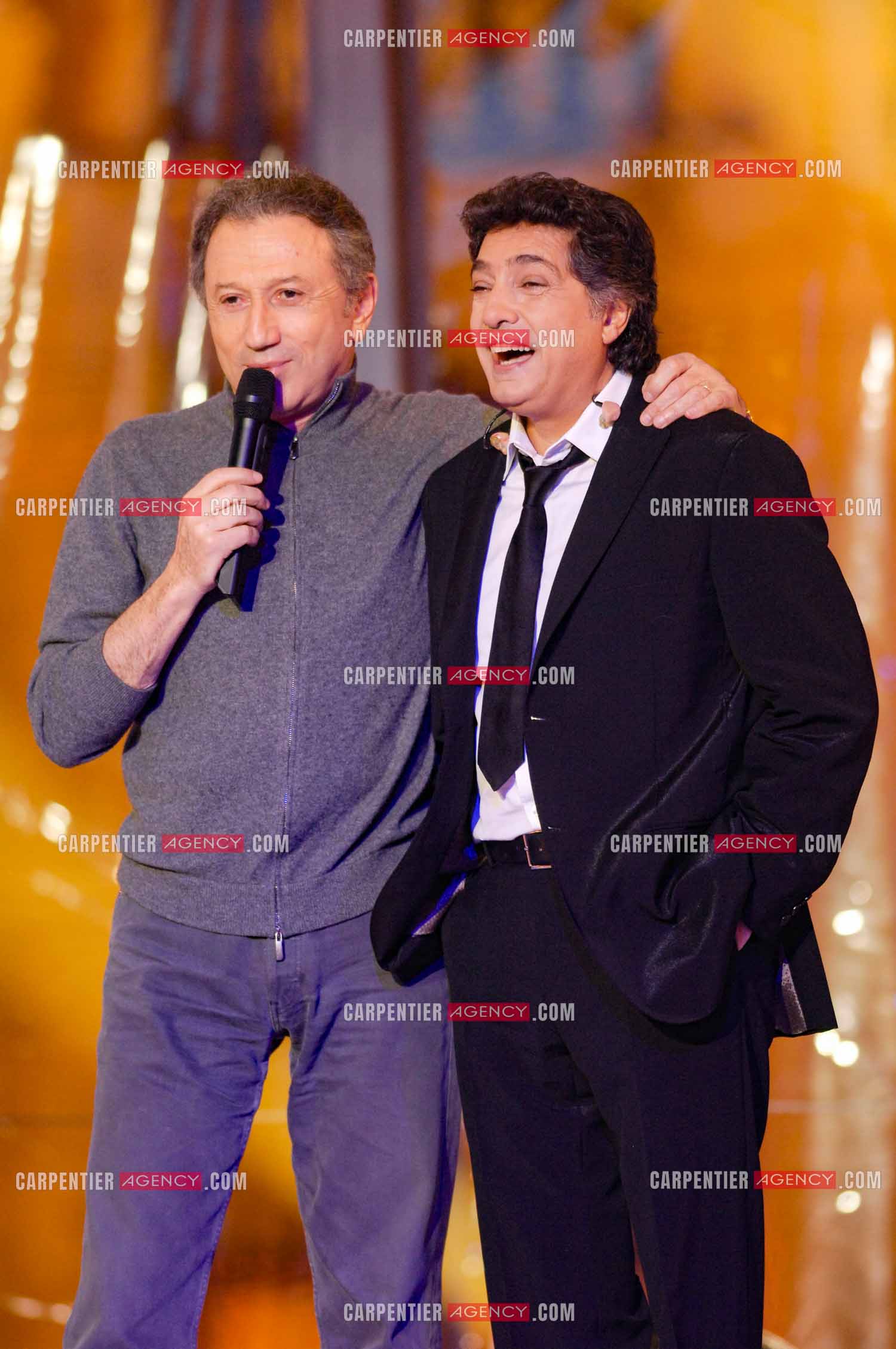 L'animateur Michel Drucker et son invité Frédéric François pour son émission sur la Grand Place à Bruxelles.
