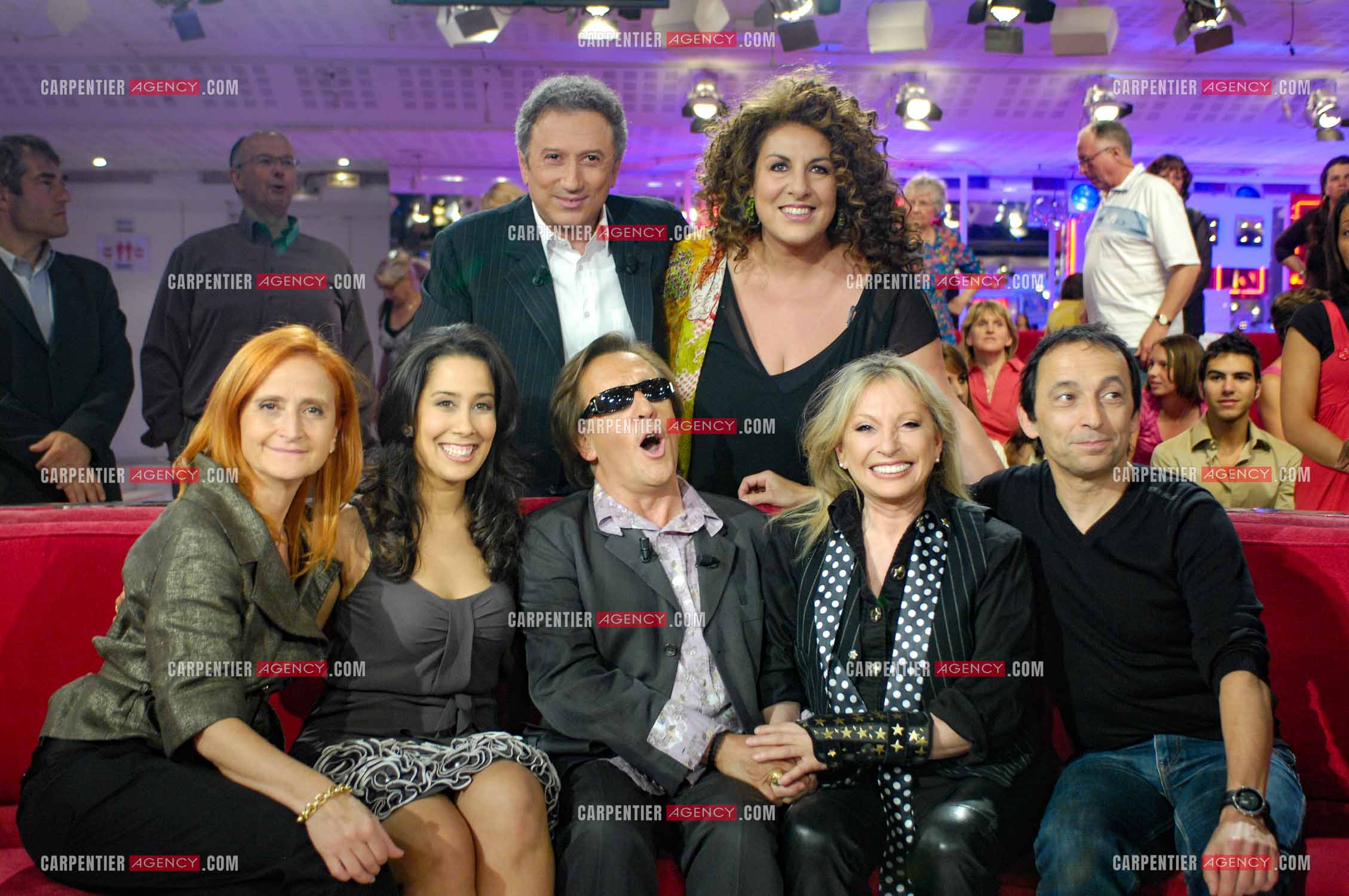 Michel Drucker autour de ses invités Véronique Sanson , Gilbert Montagné et sa femme Nikole, Mariane James et Eric Métayer pour son émission “ Vivement Dimanche “.