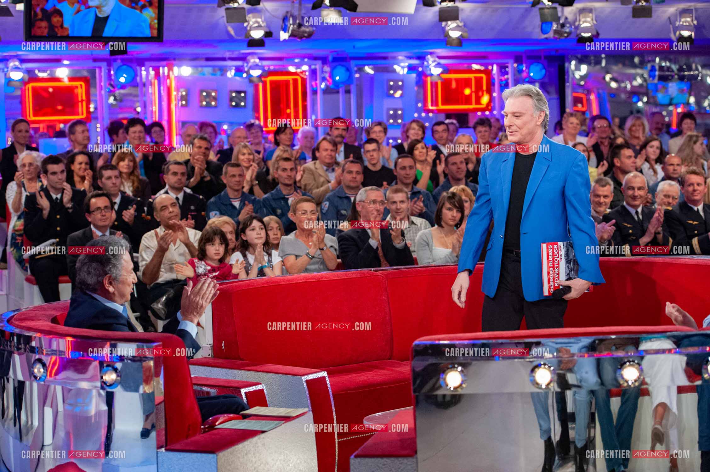 L'animateur Michel Drucker reçoit le chanteur Herbert Léonard dans son émission " Vivement Dimanche “.