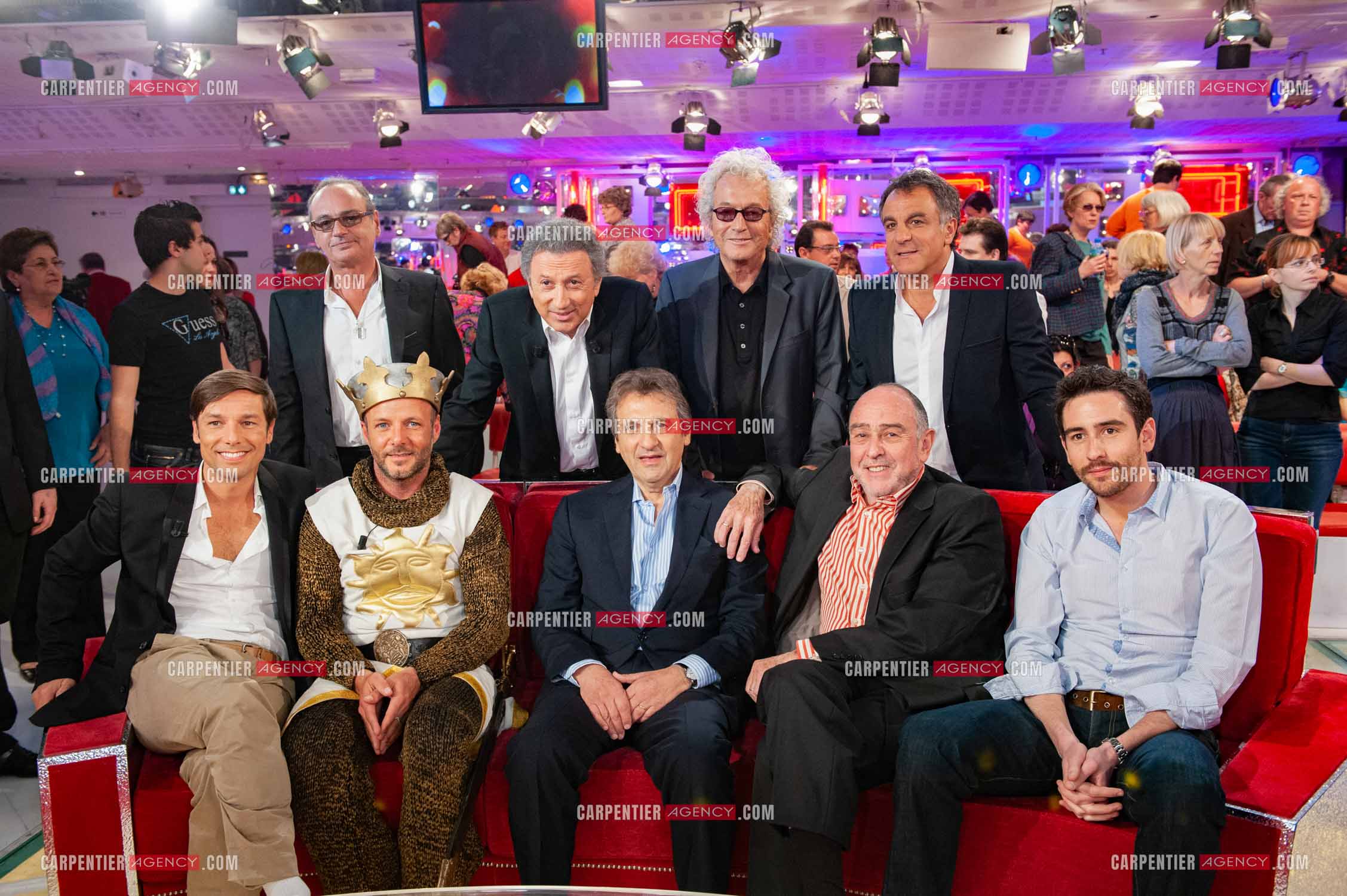 Michel Drucker autour de ses invités Gérard Presgurvic, Luc Plamondon, Albert Cohen et Pierre-François Martin-Laval. pour son émission “ Vivement Dimanche “.