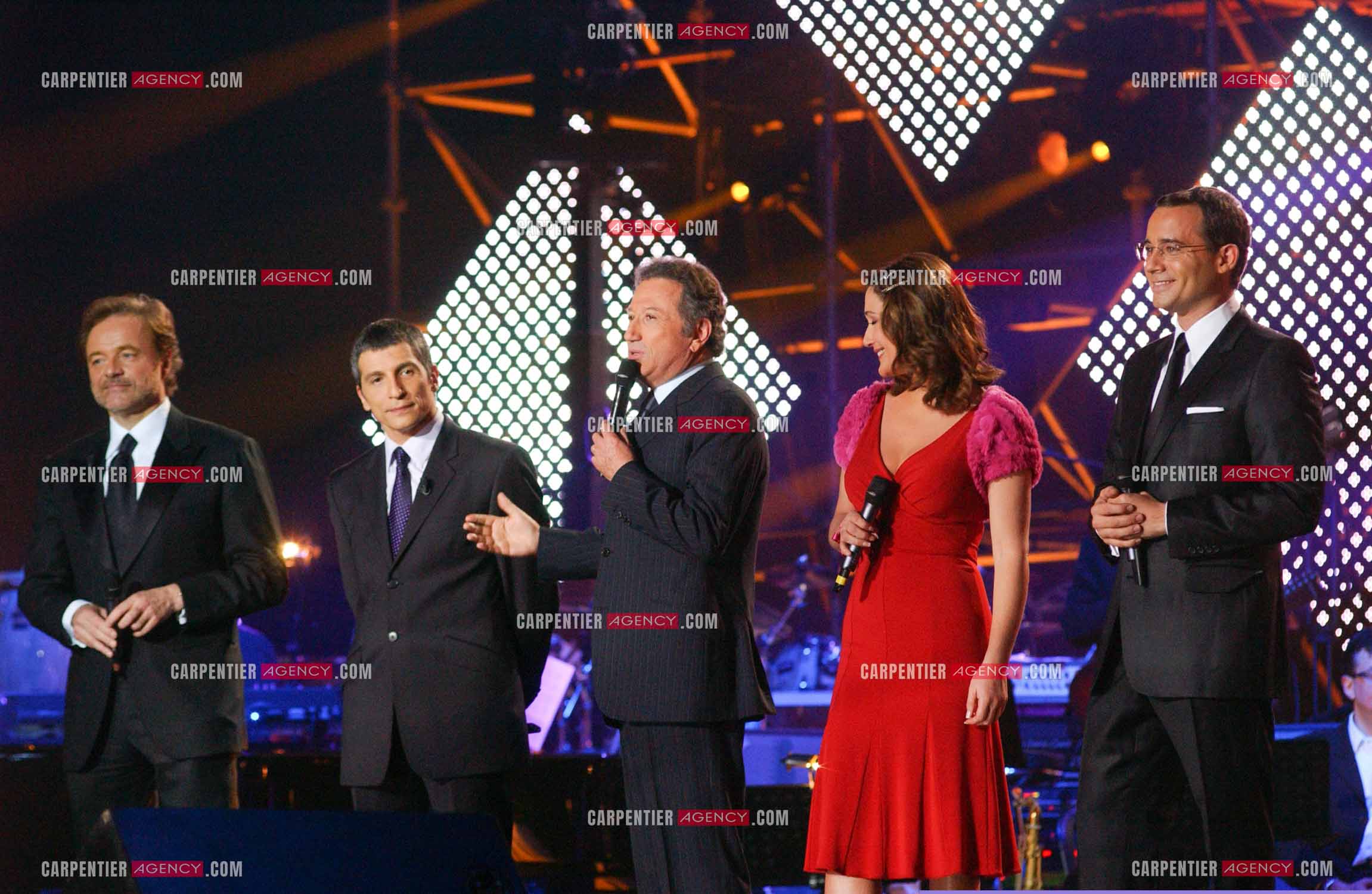 L'animateur Michel Drucker présente les Victoires de la musique en alternance avec  Guillaume Durand, Nagui, Daniela Lumbroso et Jean-Luc Delarue au Zénith de Paris en 2005.