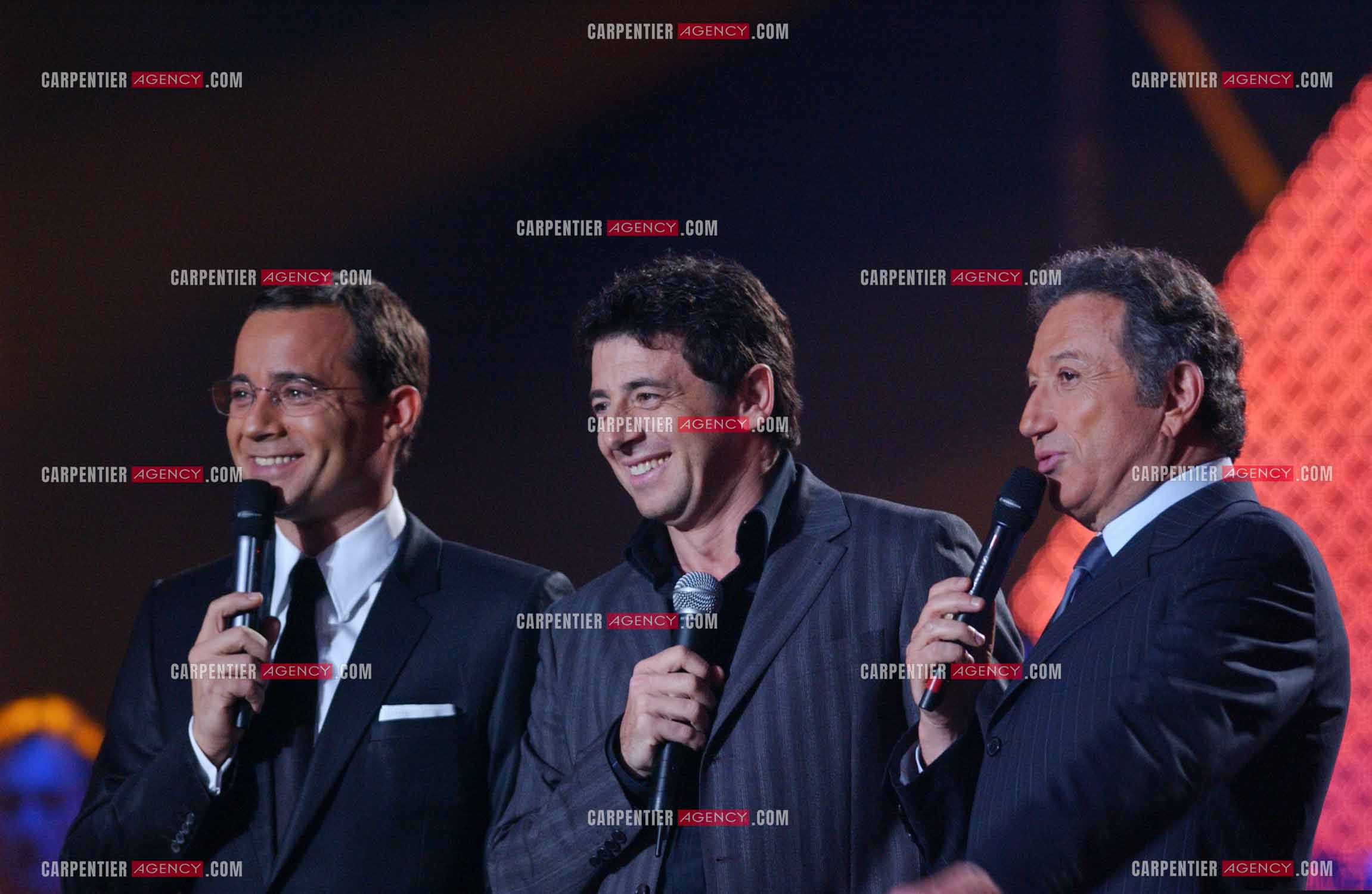 L'animateur Michel Drucker présente les Victoires de la musique en alternance avec  Jean-Luc Delarue au Zénith de Paris en 2005.Ici, avec le chanteur Patrick Bruel.