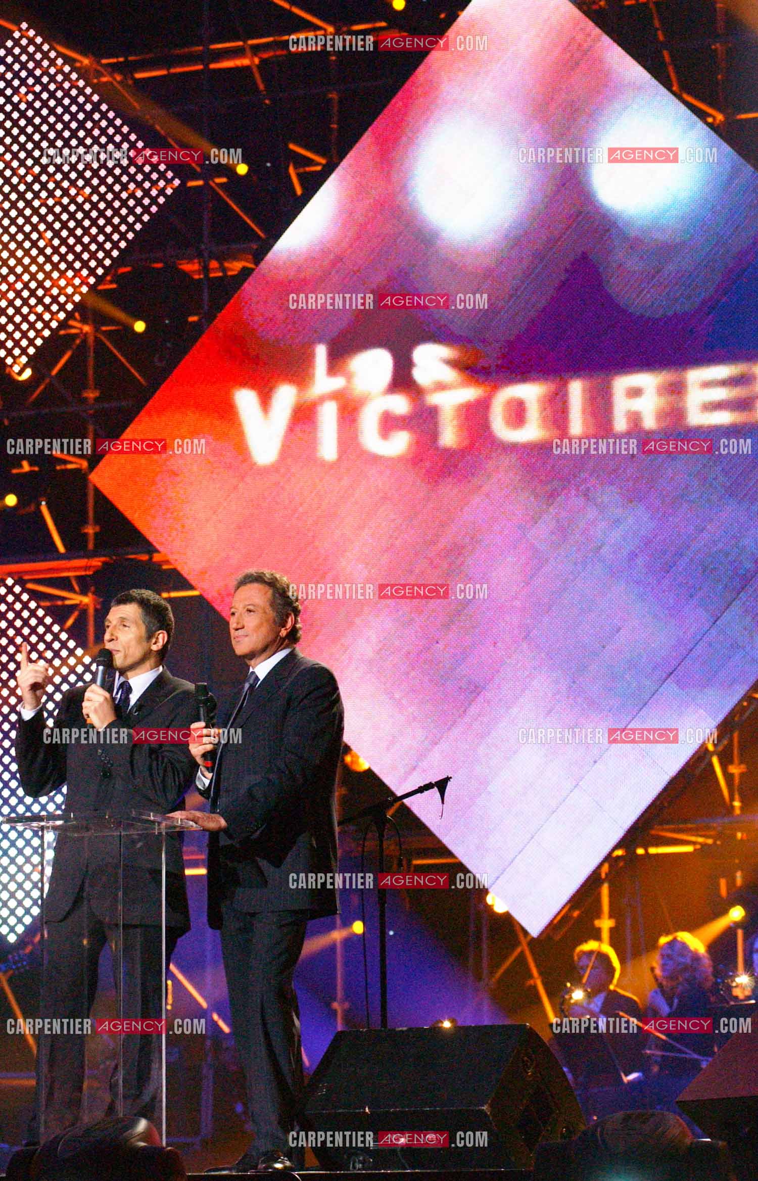 L'animateur Michel Drucker présente les Victoires de la musique en alternance avec  Nagui au Zénith de Paris en 2005.