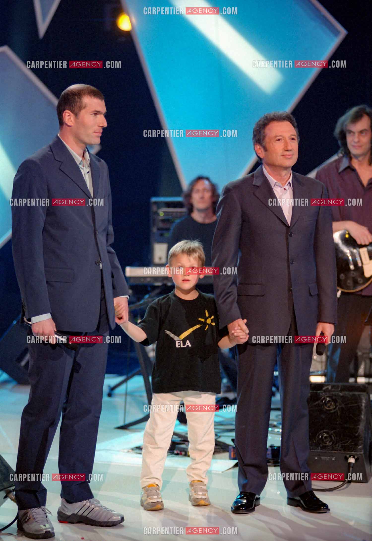 Zinédine Zidane parrain de l'association ELA avec le petit Yann et Michel Drucker - Enregistrement de l’émission ELA aux studios de la Plaine Saint-Denis le 13 mars 2002.