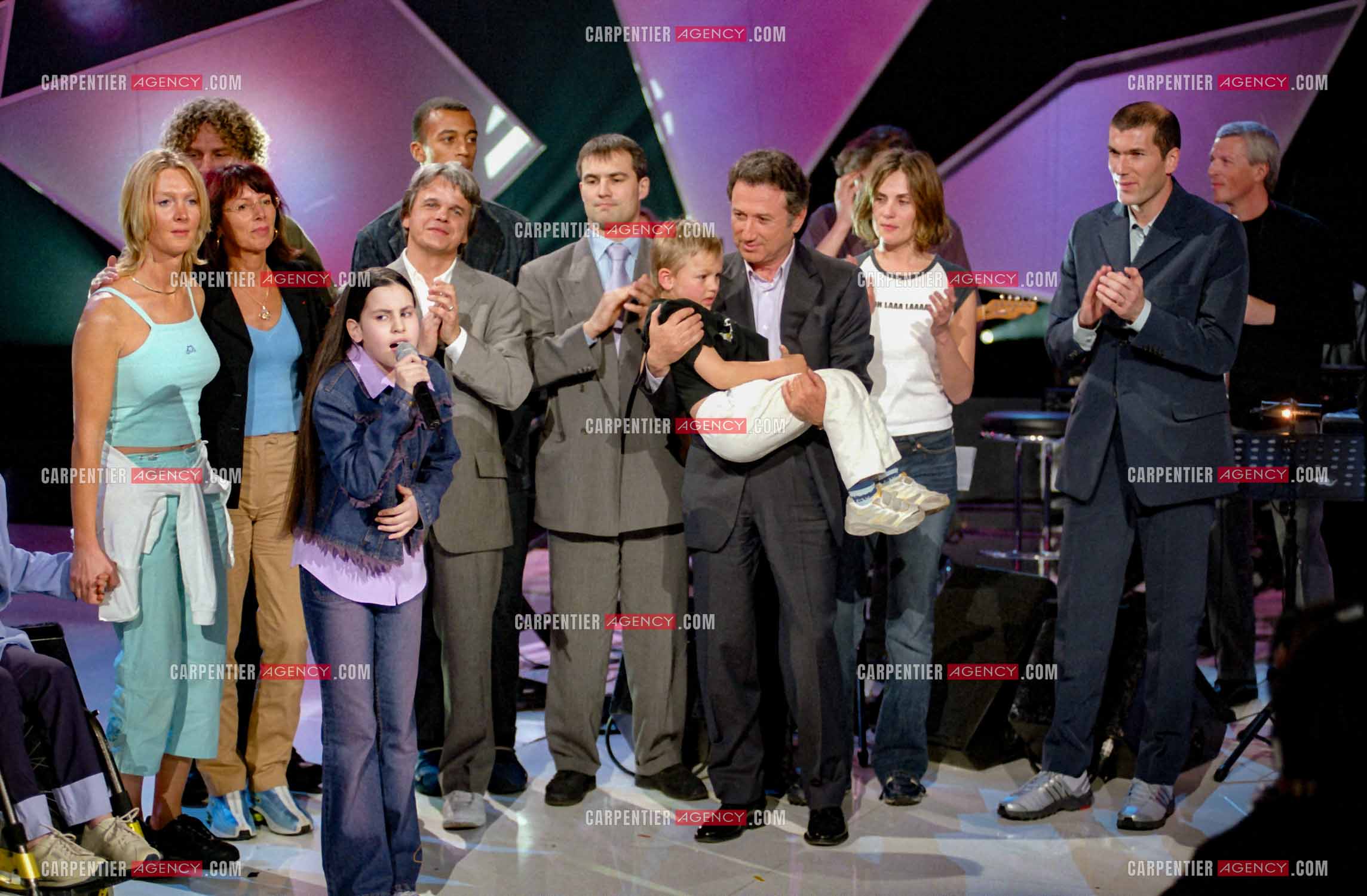 Zinédine Zidane parrain de l'association ELA. La chanteuse Anahi, le petit Yann dans les bras de Michel Drucker, jeune garçon atteint par une leucodystrophie, Emmanuelle Seigner. Enregistrement de l’émission ELA aux studios de la Plaine Saint-Denis le 13 mars 2002.