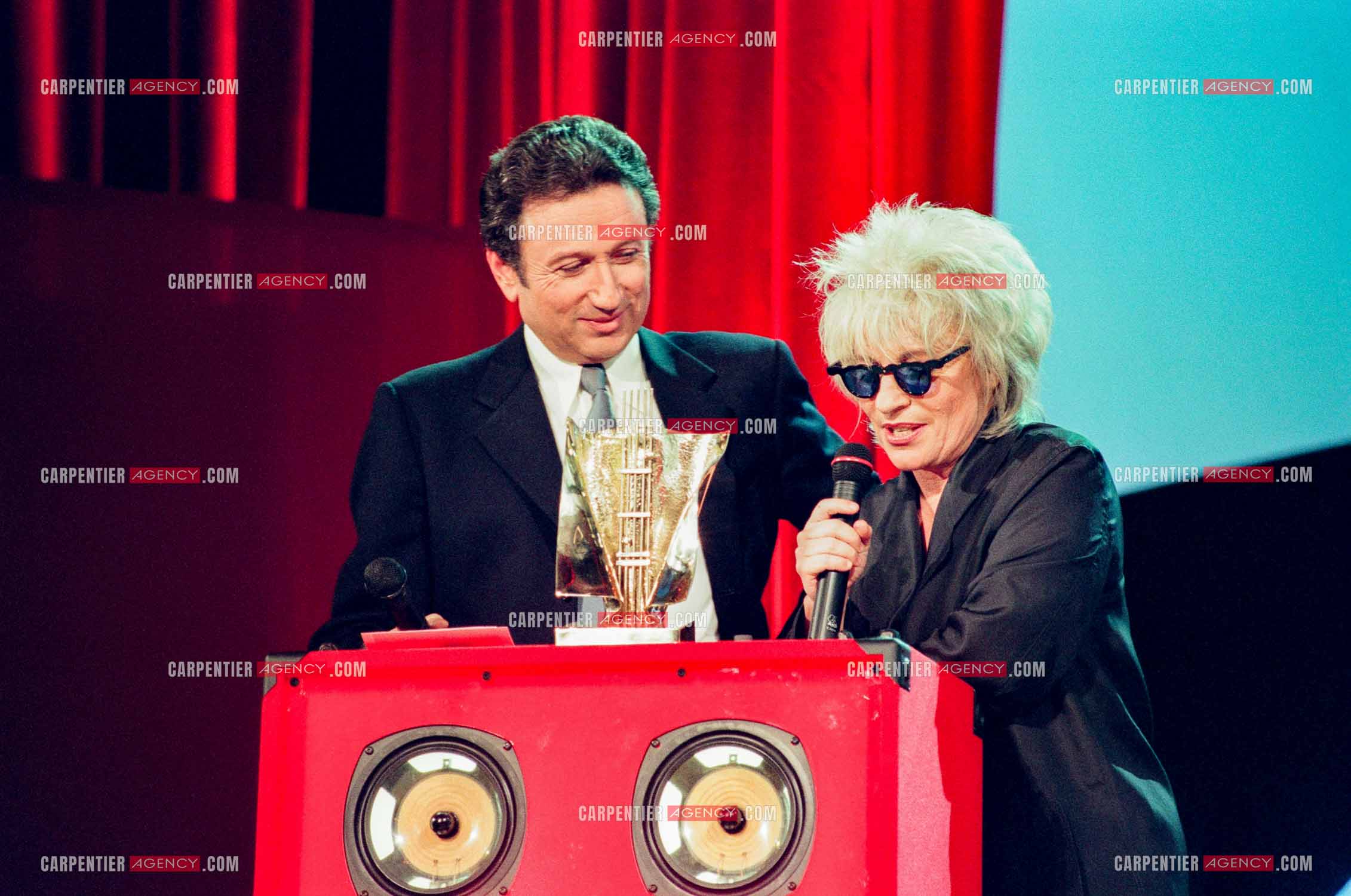 13 em cérémonie des Victoires de la musique présentée par Michel Drucker le 20 février 1998 à l'Olympia. La chanteuse Catherine Lara.