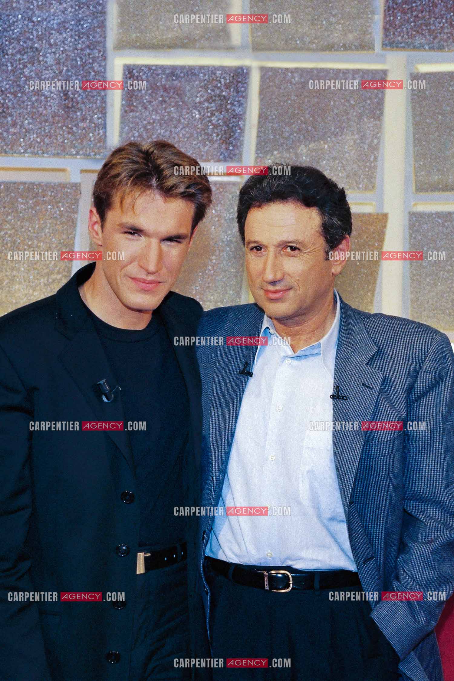 L'animateur Michel Drucker présente Benjamin Castaldi pour l'accompagner comme chroniqueur dans l'émission du dimanche après-midi “Vivement dimanche “ sur France 2