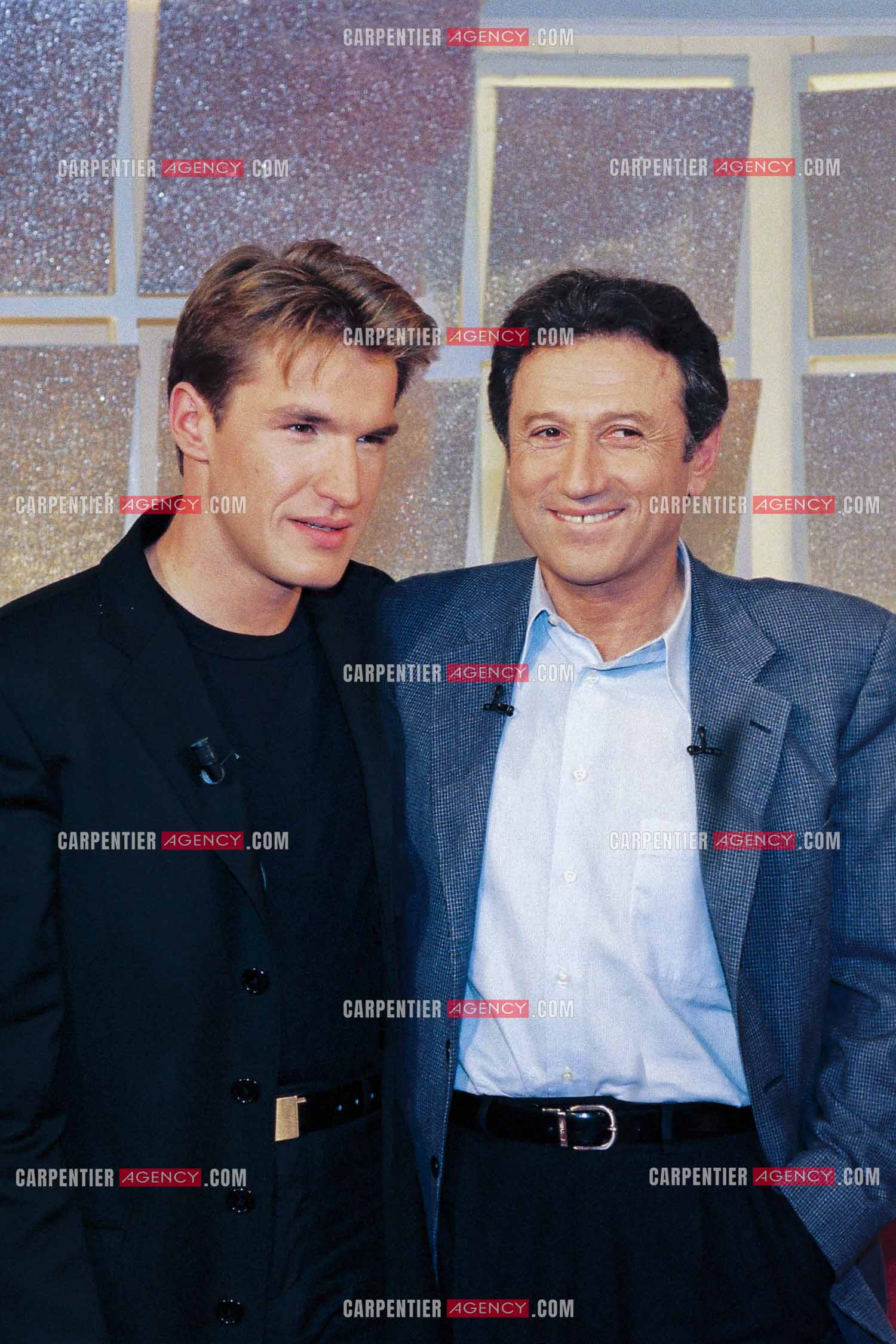 L'animateur Michel Drucker présente Benjamin Castaldi pour l'accompagner comme chroniqueur dans l'émission du dimanche après-midi “Vivement dimanche “ sur France 2