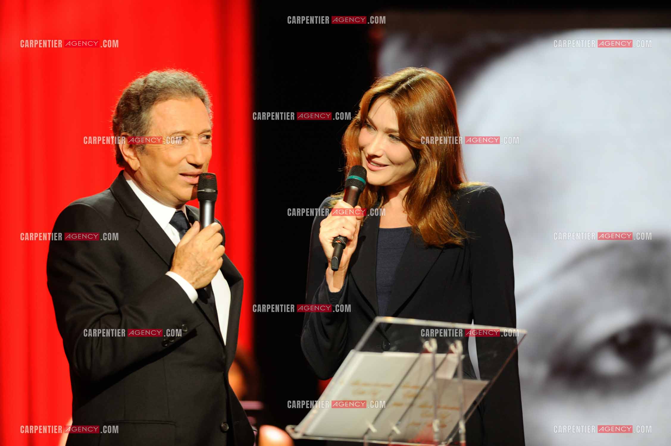 L'animateur Michel Drucker présente l'émission au théâtre Marigny  “ Les stars chantent Edith Piaf pour + de vie “ en présence de Carla Bruni.