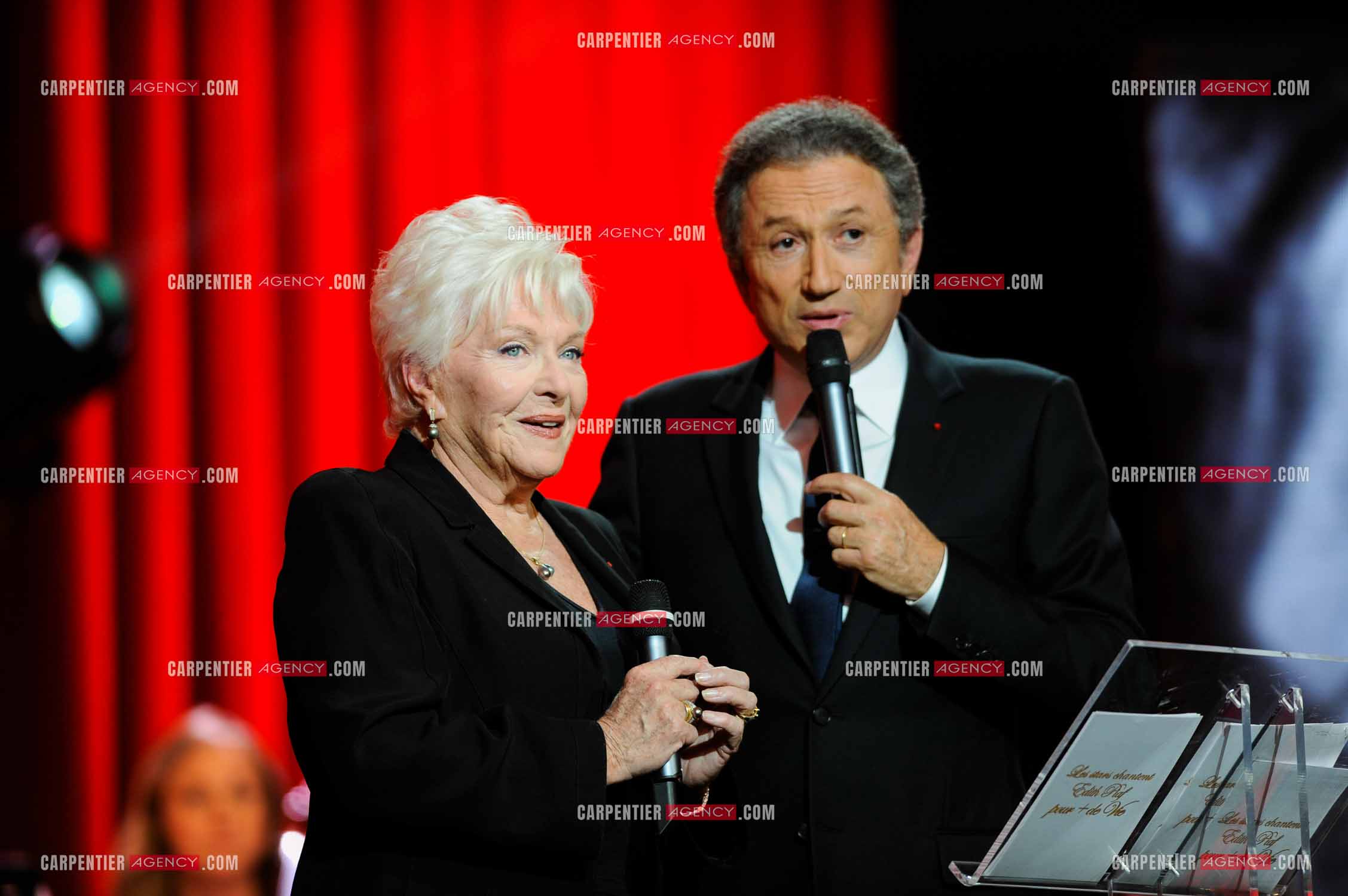 Michel Drucker et Line Renaud lors d'une émission spéciale  "POUR PLUS DE VIE, LES STARS CHANTENT EDITH PIAF" au profit des personnes agées enregistrée au théâtre Marigny à Paris.  Photos complémentaires sur le site www.carpentieragency.com
