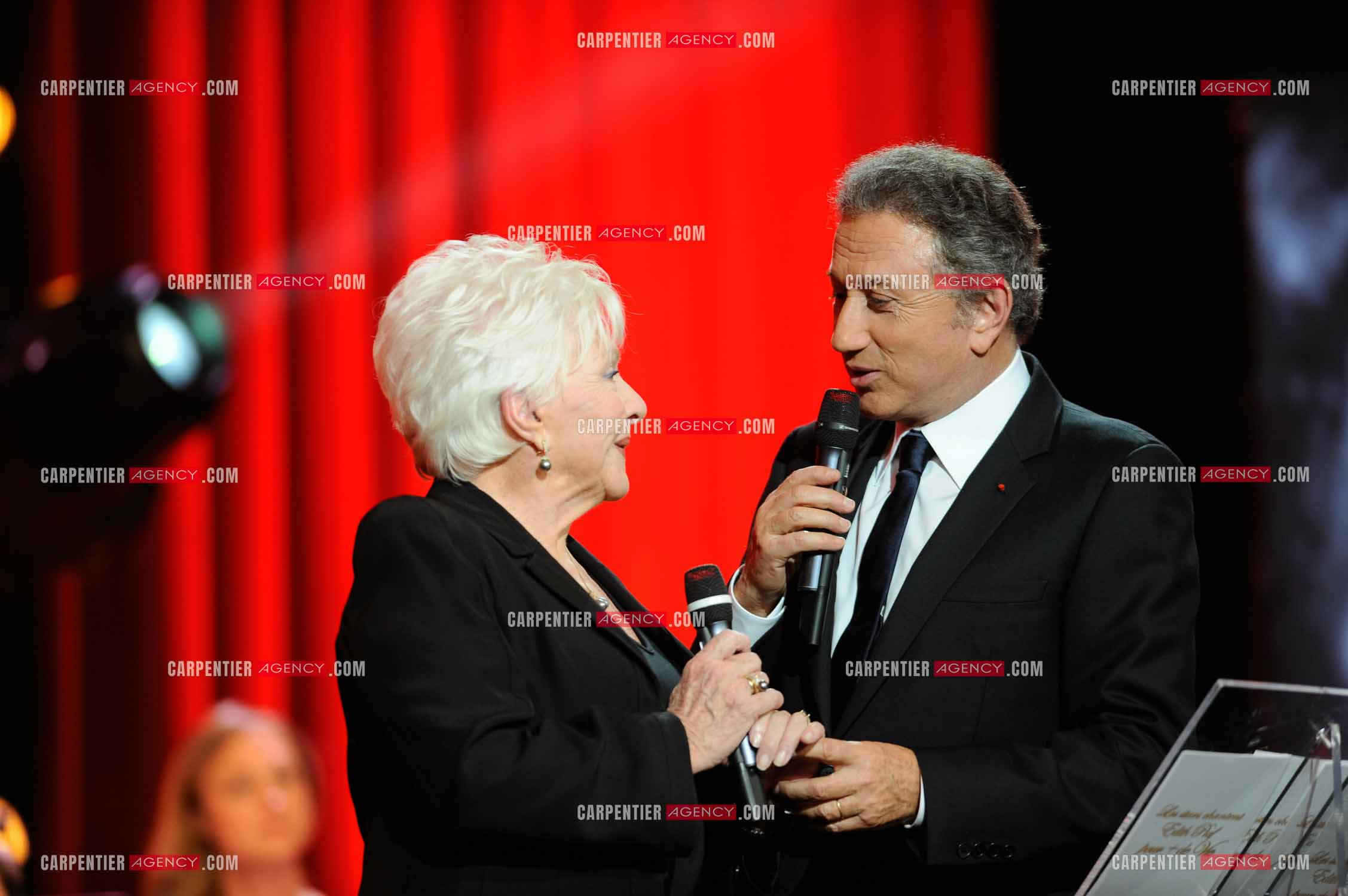 L'animateur Michel Drucker présente l'émission au théâtre Marigny  “ Les stars chantent Edith Piaf pour + de vie “ en présence de Line Renaud.