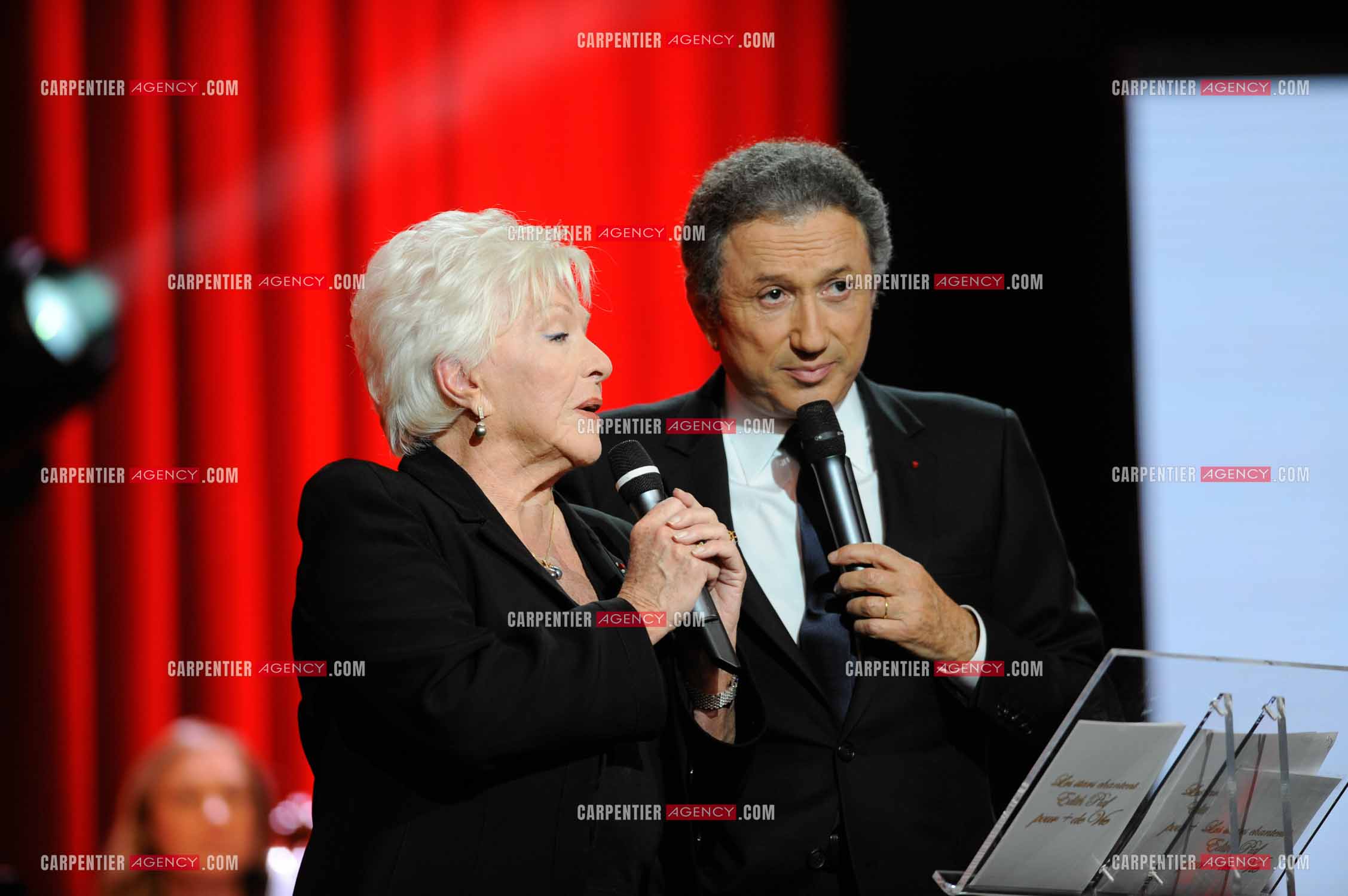L'animateur Michel Drucker présente l'émission au théâtre Marigny  “ Les stars chantent Edith Piaf pour + de vie “ en présence de Line Renaud.