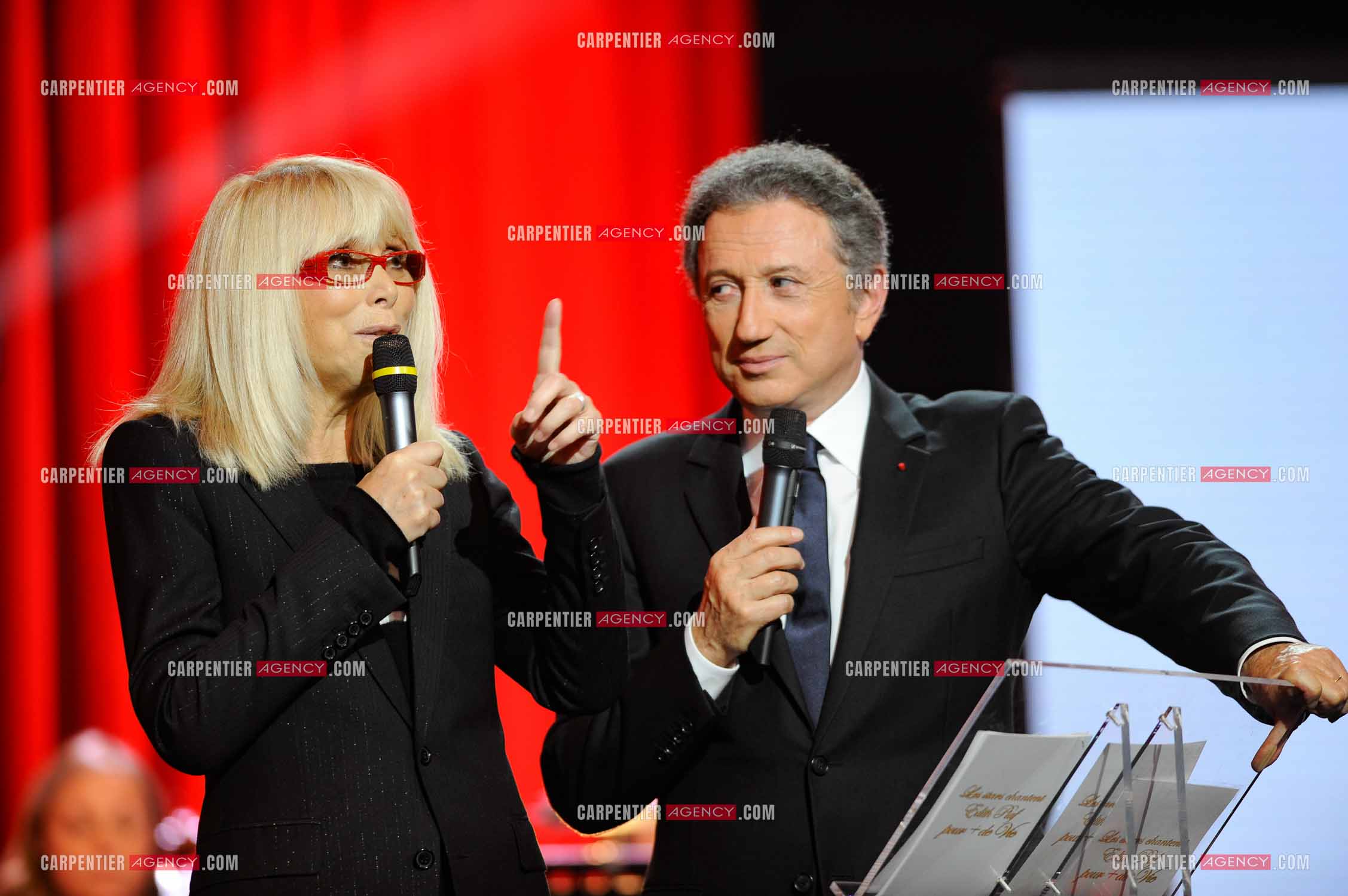 L'actrice Mireille Darc invitée de Michel Drucker pour l'émission spéciale "Pour + Plus de vie, les Stars Chantent  Edith Piaf".