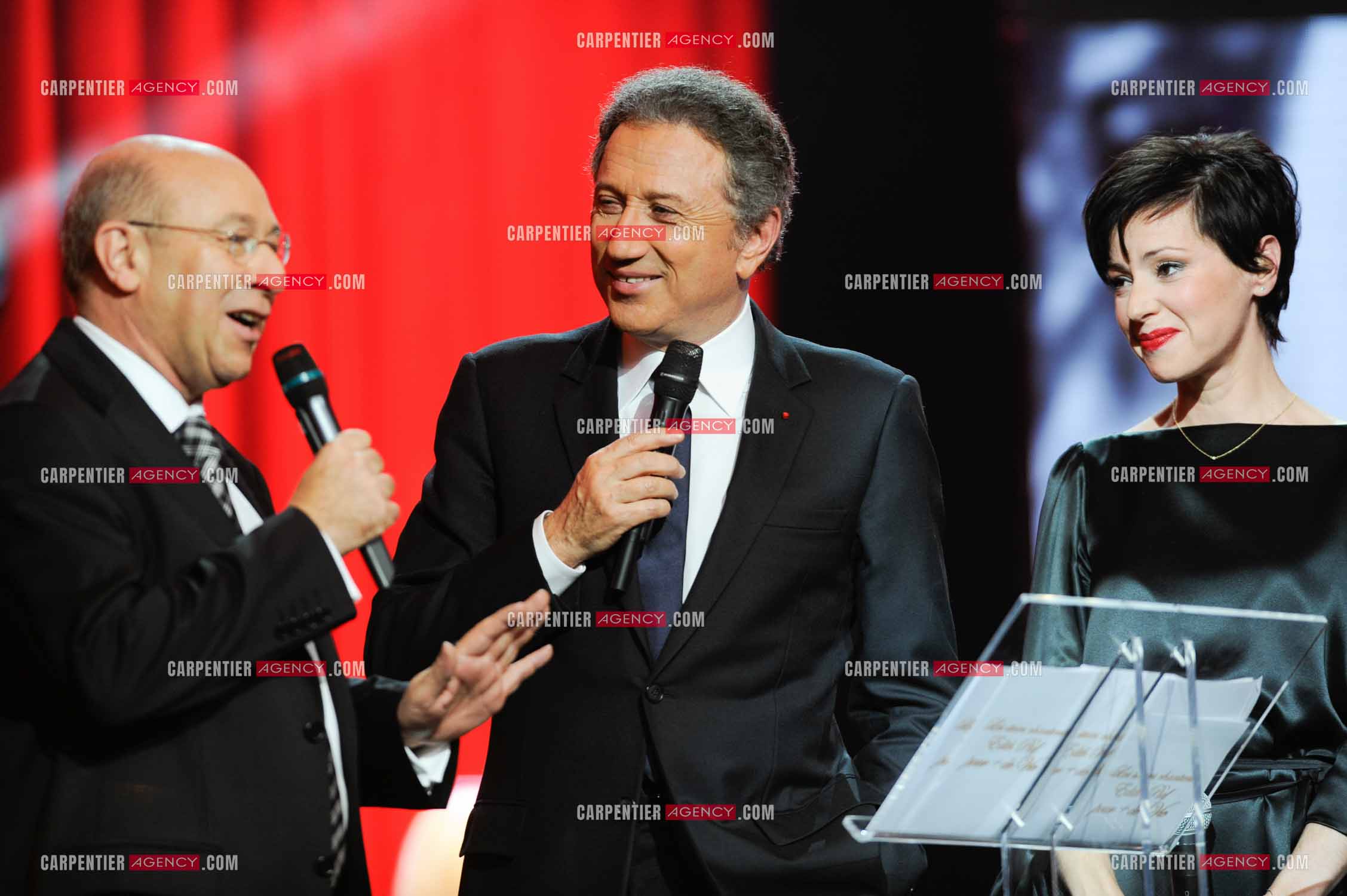 L'animateur Michel Drucker présente l'émission au théâtre Marigny  “ Les stars chantent Edith Piaf pour + de vie “ en présence de Jacques Pessis et de Tina Arena.