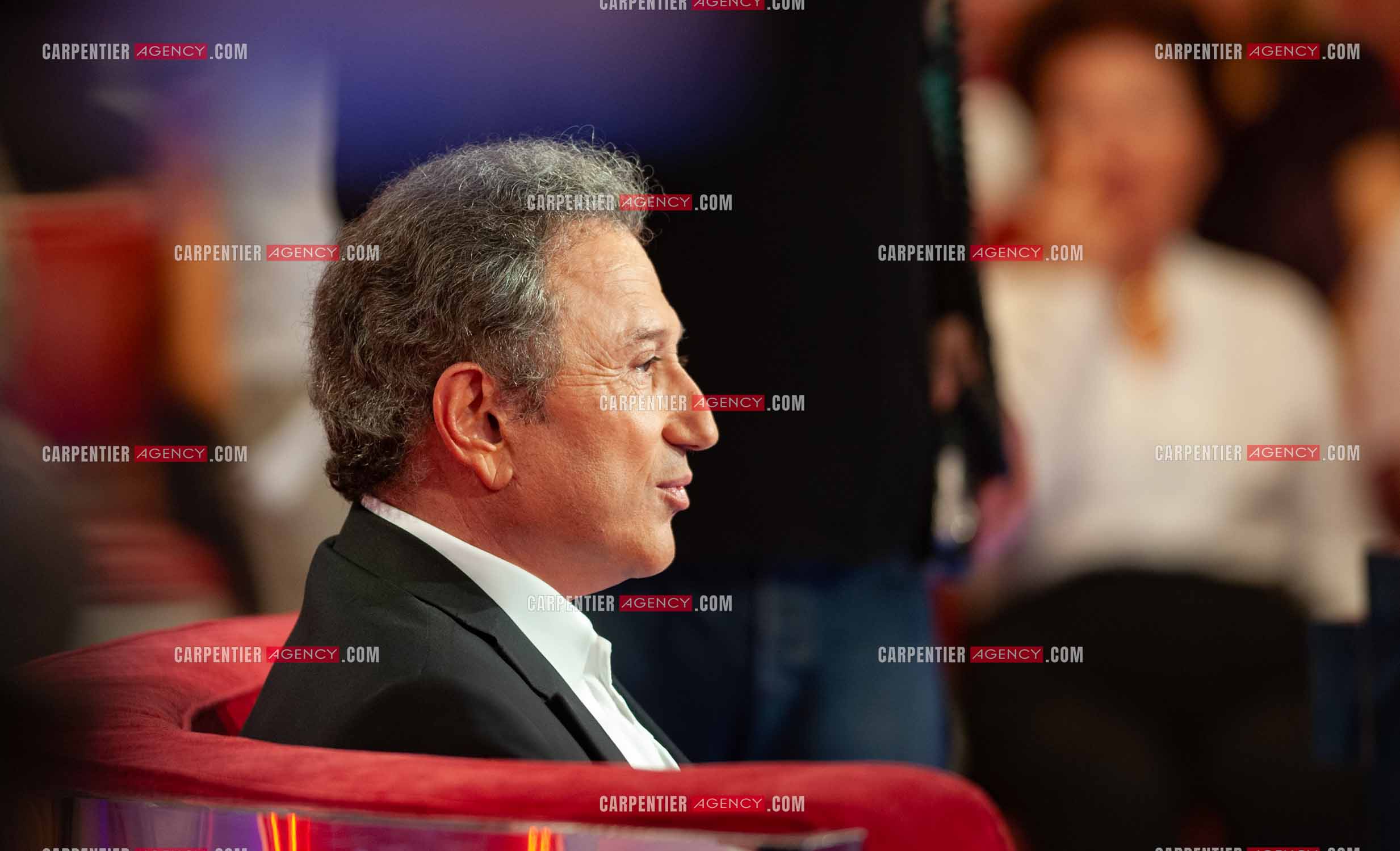 L'animateur Michel Drucker dans son fauteuil rouge.