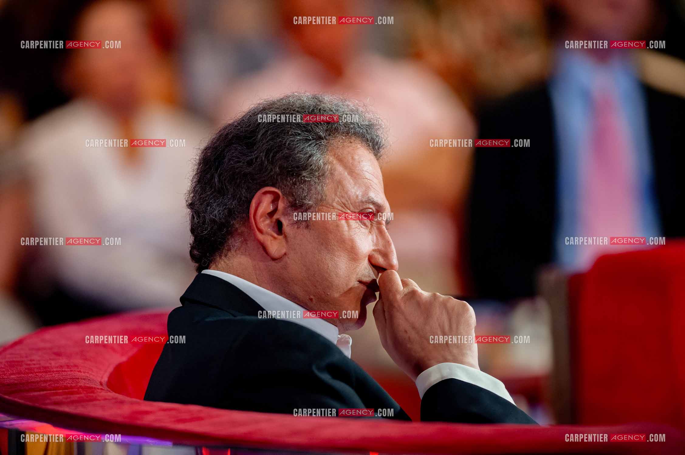 L'animateur Michel Drucker dans son fauteuil rouge.