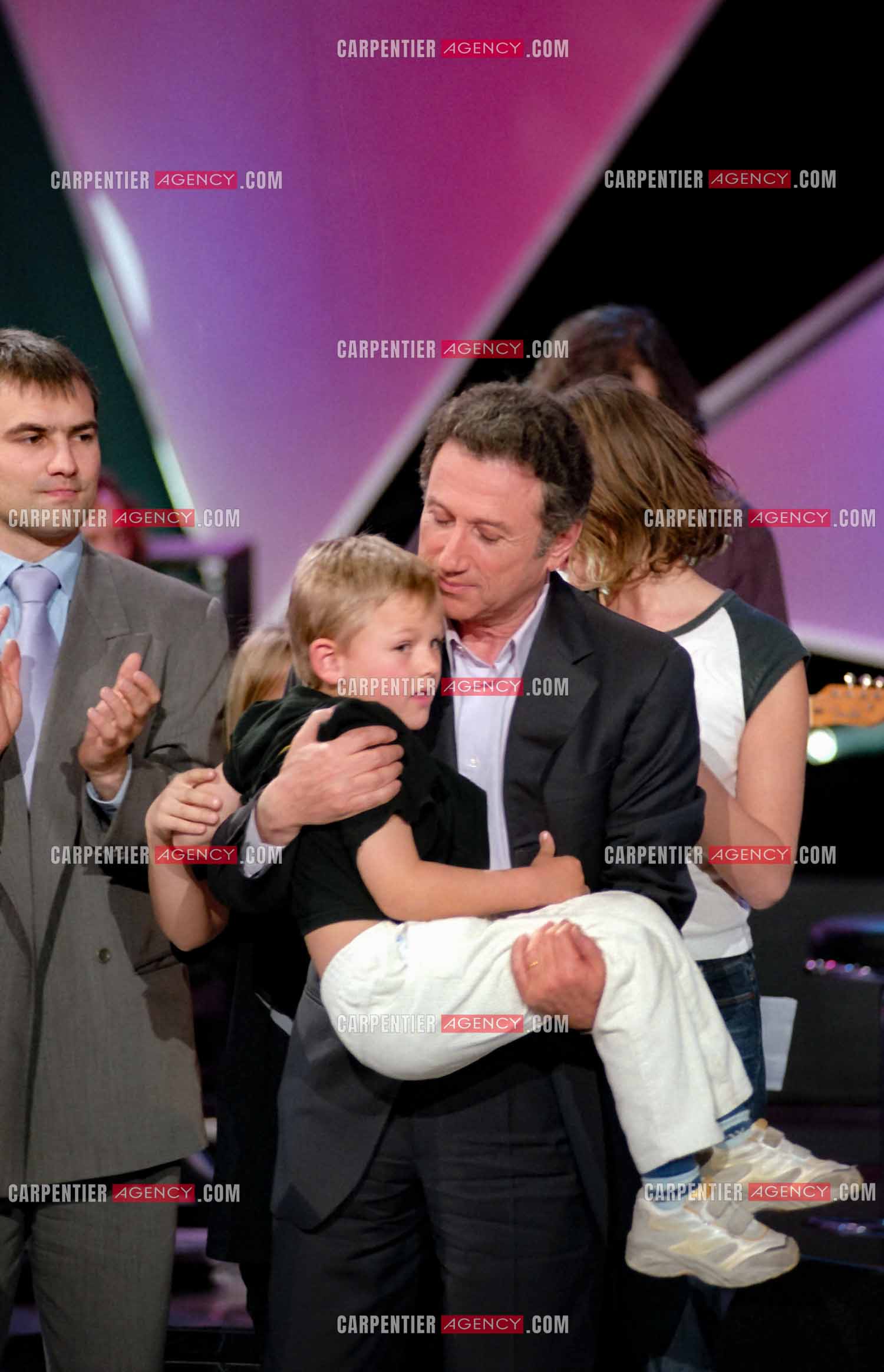Zinédine Zidane parrain de l'association ELA avec le petit Yann dans les bras de Michel Drucker - Enregistrement de l’émission ELA aux studios de la Plaine Saint-Denis 13 mars 2002.