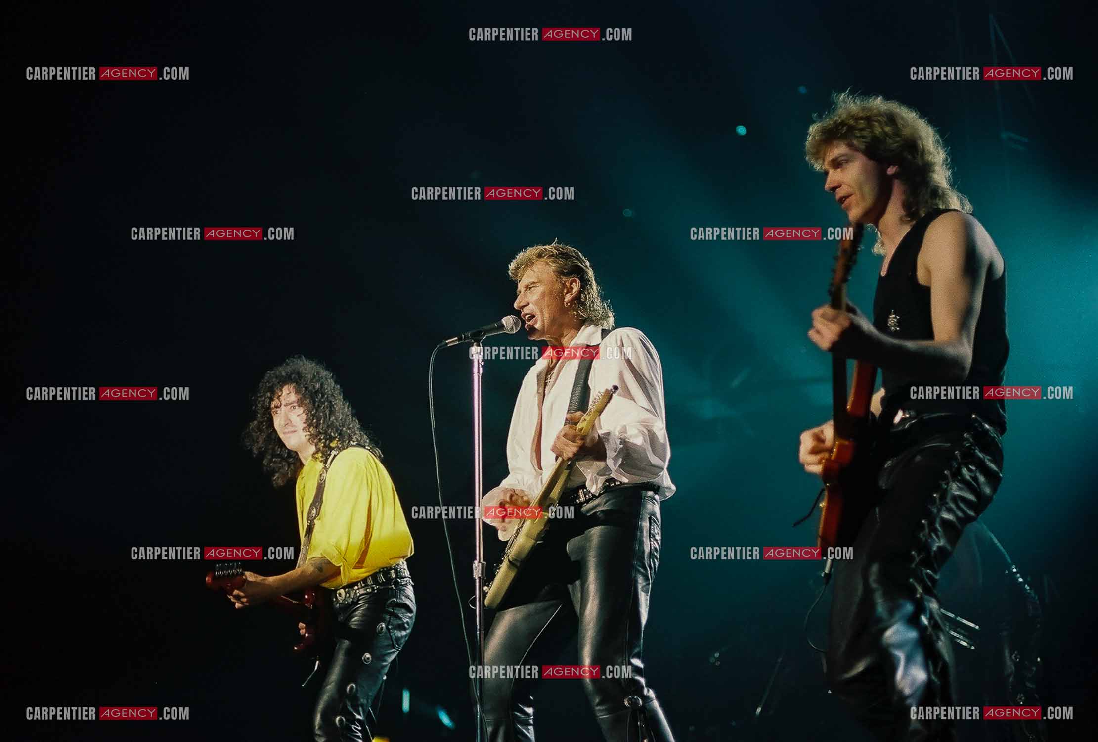 Le chanteur Johnny Hallyday accompagné de ses deux guitaristes Norbert Krief et Thibault Abrial en concert au Palais omnisports de Paris-Bercy du 14 septembre au 4 octobre 1992.        ( Exclusif )