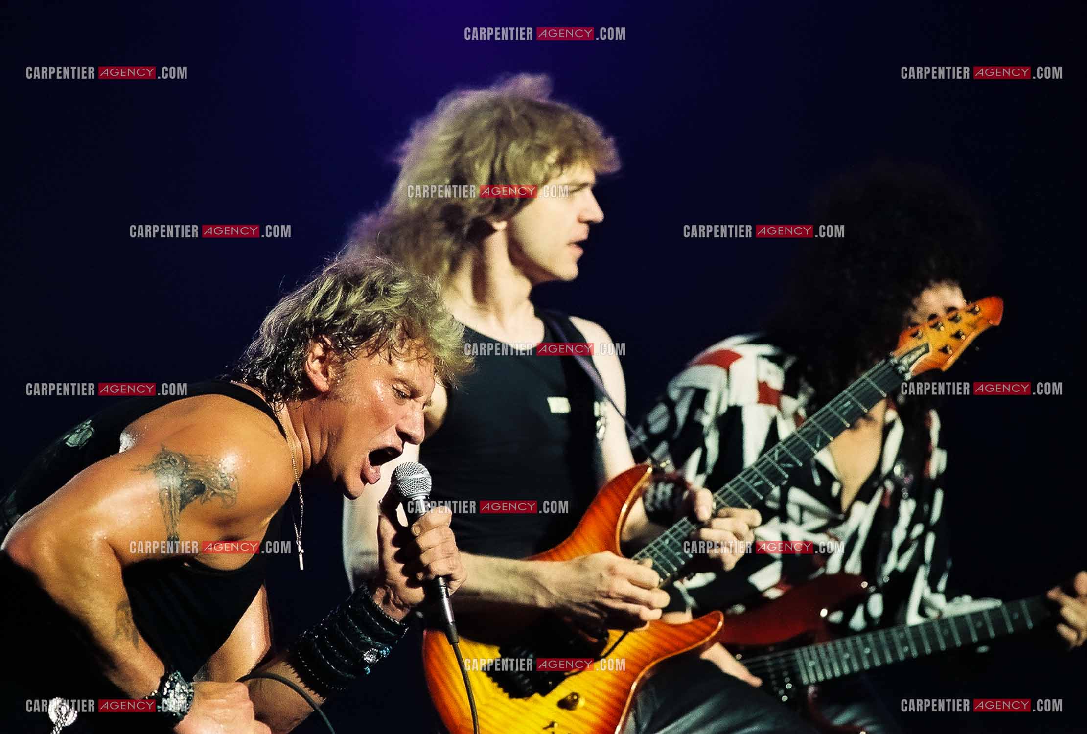 Le chanteur Johnny Hallyday en concert au Palais omnisports de Paris-Bercy du 14 septembre au 4 octobre 1992. Johnny accompagné de son guitariste Thibault Abrial.    ( Exclusif )