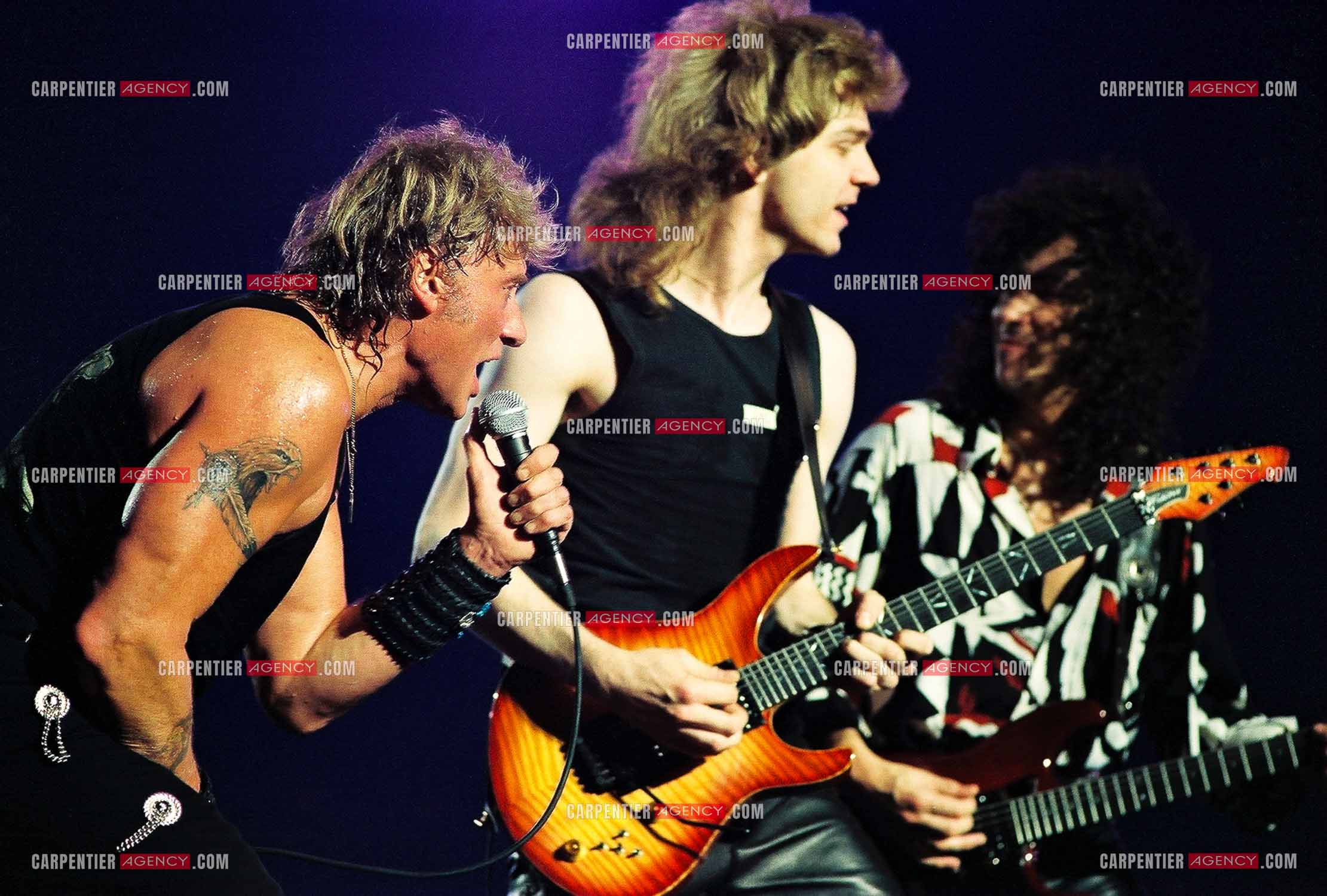 Le chanteur Johnny Hallyday en concert au Palais omnisports de Paris-Bercy du 14 septembre au 4 octobre 1992. Johnny accompagné de son guitariste Thibault Abrial.    ( Exclusif )