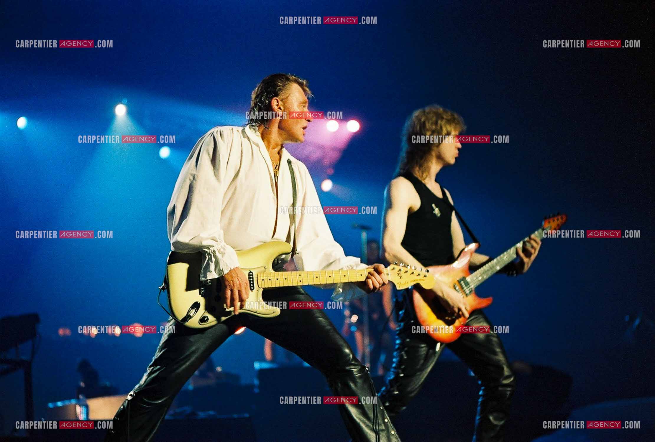 Le chanteur Johnny Hallyday en concert au Palais omnisports de Paris-Bercy du 14 septembre au 4 octobre 1992. Johnny accompagné de son guitariste Thibault Abrial.    ( Exclusif )