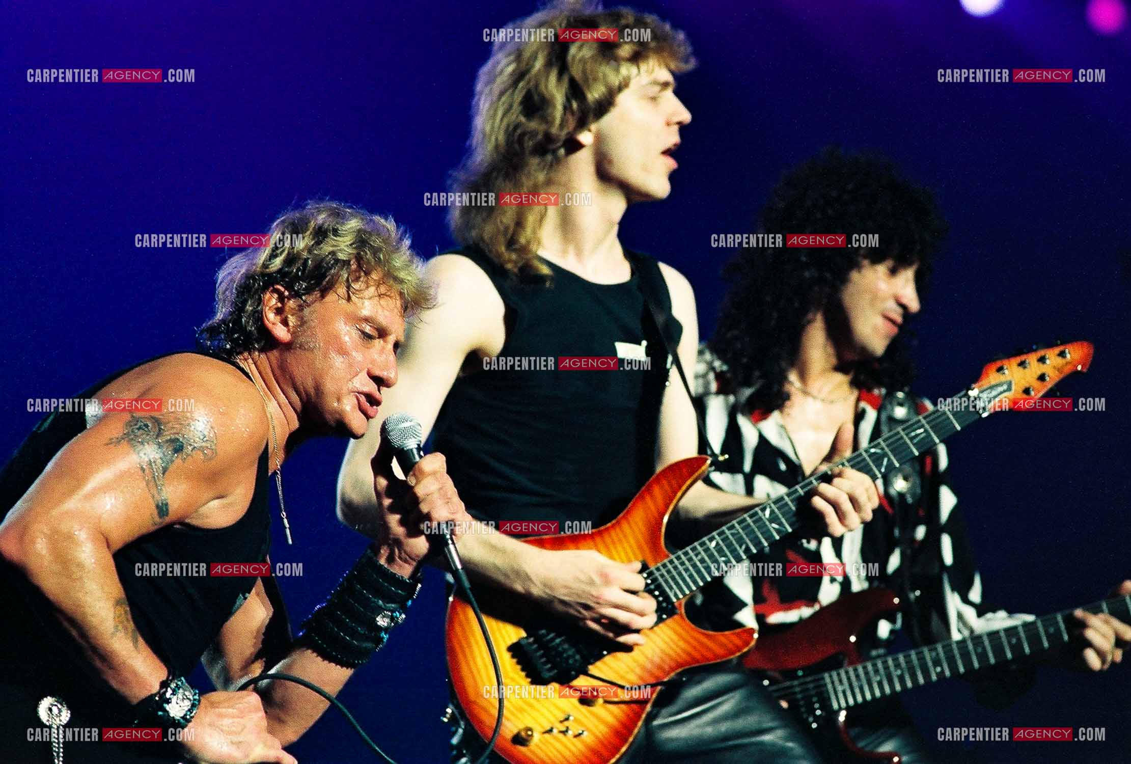 Le chanteur Johnny Hallyday en concert au Palais omnisports de Paris-Bercy du 14 septembre au 4 octobre 1992. Johnny accompagné de son guitariste Thibault Abrial.    ( Exclusif )