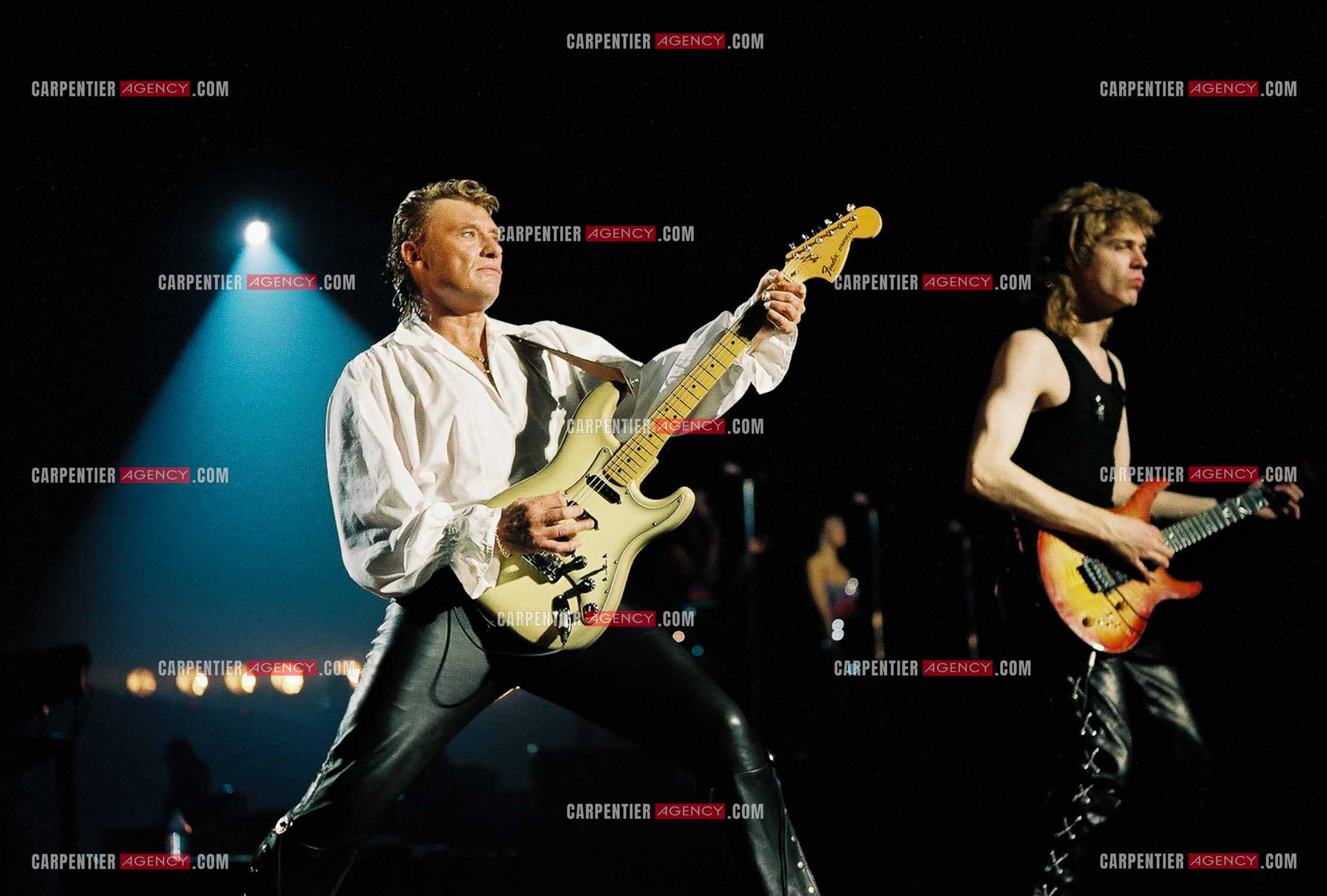Le chanteur Johnny Hallyday en concert au Palais omnisports de Paris-Bercy du 14 septembre au 4 octobre 1992. Johnny accompagné de son guitariste Thibault Abrial.    ( Exclusif )
