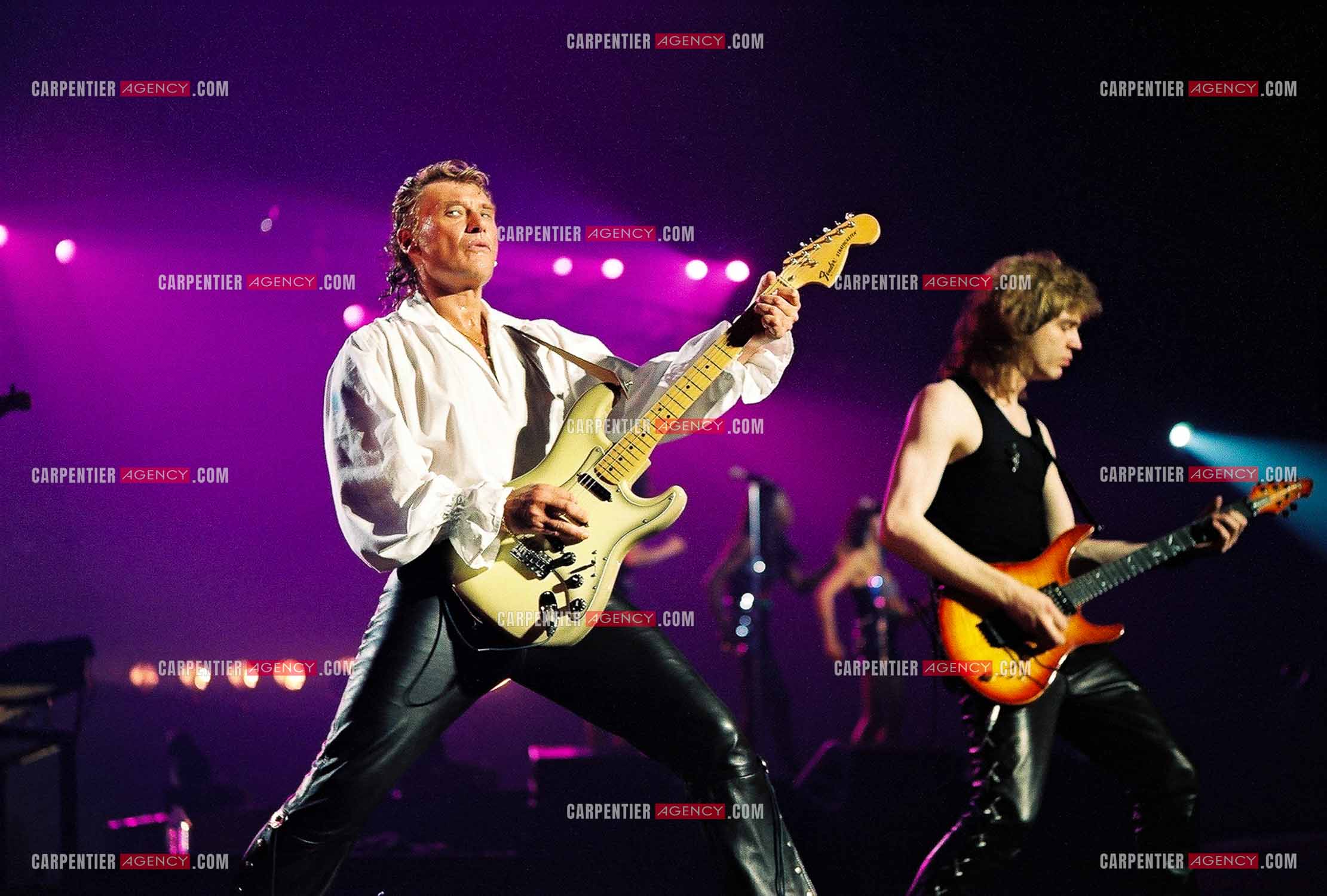 Le chanteur Johnny Hallyday en concert au Palais omnisports de Paris-Bercy du 14 septembre au 4 octobre 1992. Johnny accompagné de son guitariste Thibault Abrial.    ( Exclusif )