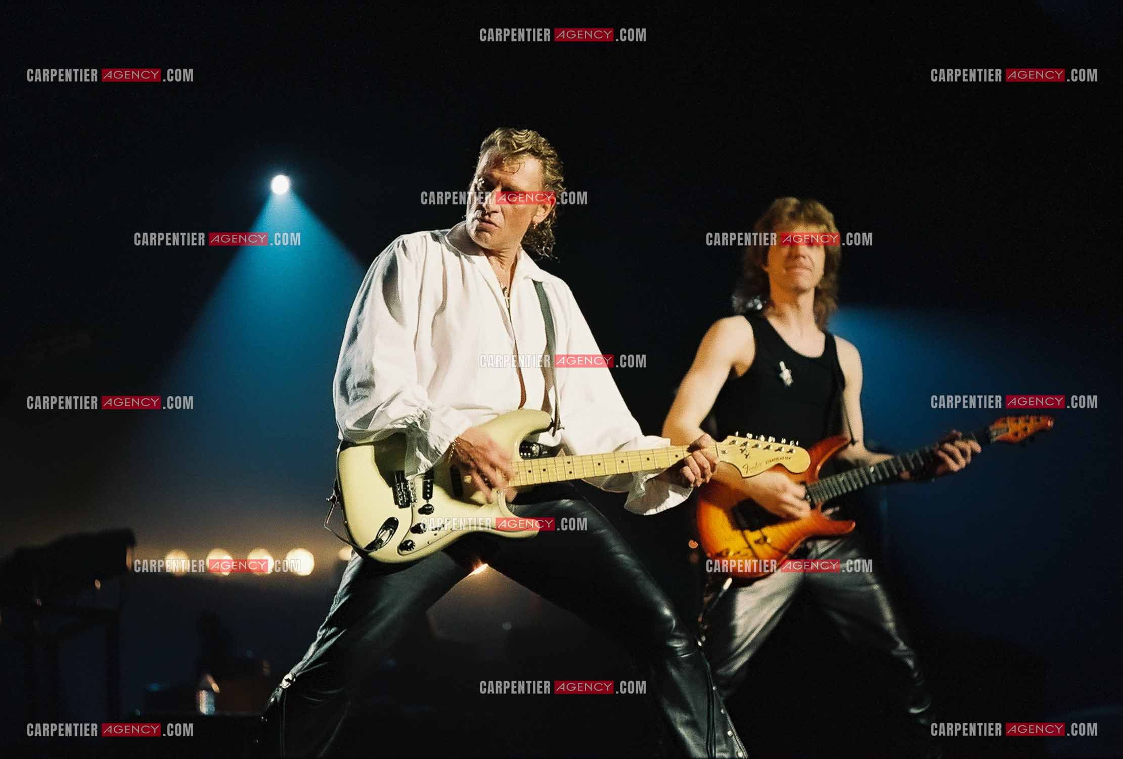 Le chanteur Johnny Hallyday en concert au Palais omnisports de Paris-Bercy du 14 septembre au 4 octobre 1992. Johnny accompagné de son guitariste Thibault Abrial.    ( Exclusif )