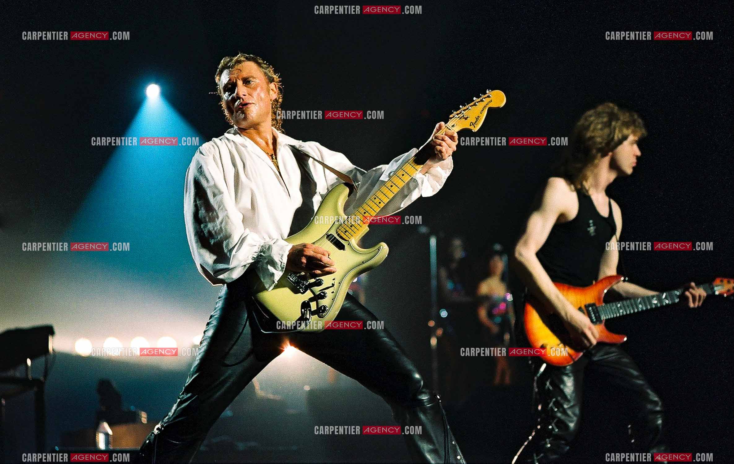 Le chanteur Johnny Hallyday en concert au Palais omnisports de Paris-Bercy du 14 septembre au 4 octobre 1992. Johnny accompagné de son guitariste Thibault Abrial.    ( Exclusif )