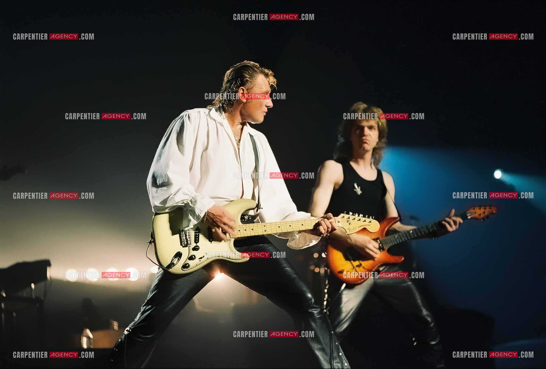 Le chanteur Johnny Hallyday en concert au Palais omnisports de Paris-Bercy du 14 septembre au 4 octobre 1992. Johnny accompagné de son guitariste Thibault Abrial.    ( Exclusif )