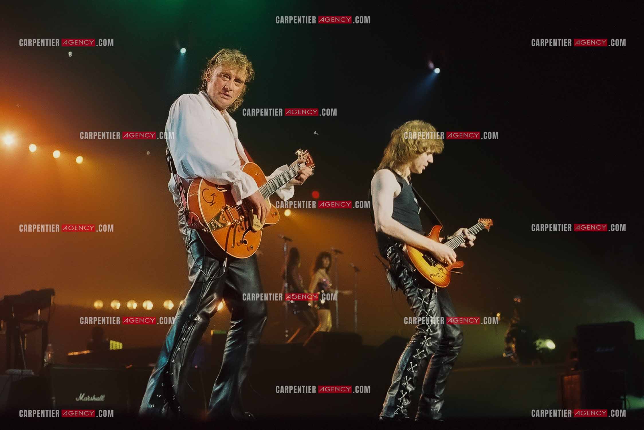 Le chanteur Johnny Hallyday en concert au Palais omnisports de Paris-Bercy du 14 septembre au 4 octobre 1992. Johnny accompagné de son guitariste Thibault Abrial.    ( Exclusif )
