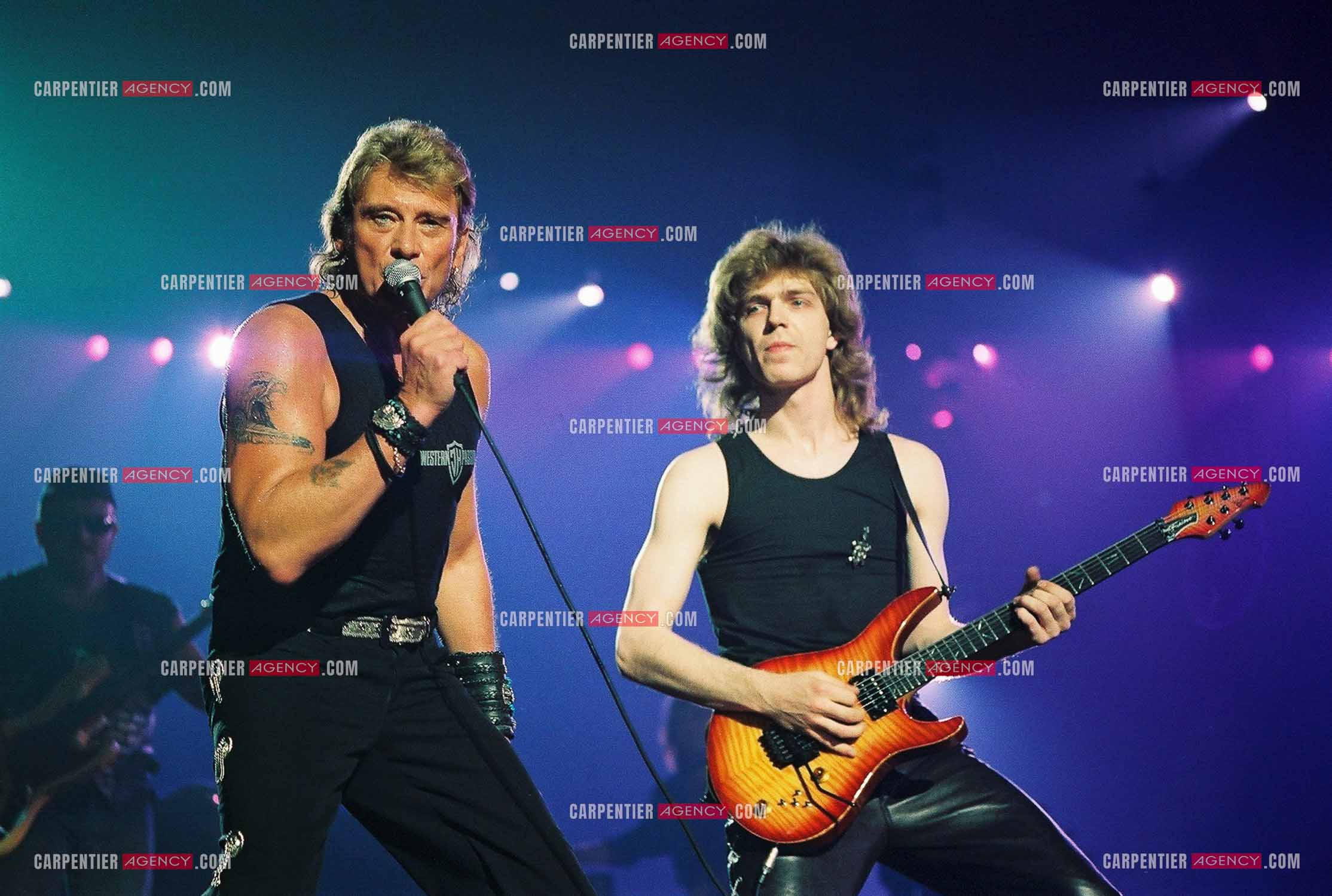 Le chanteur Johnny Hallyday en concert au Palais omnisports de Paris-Bercy du 14 septembre au 4 octobre 1992. Johnny accompagné de son guitariste Thibault Abrial.    ( Exclusif )