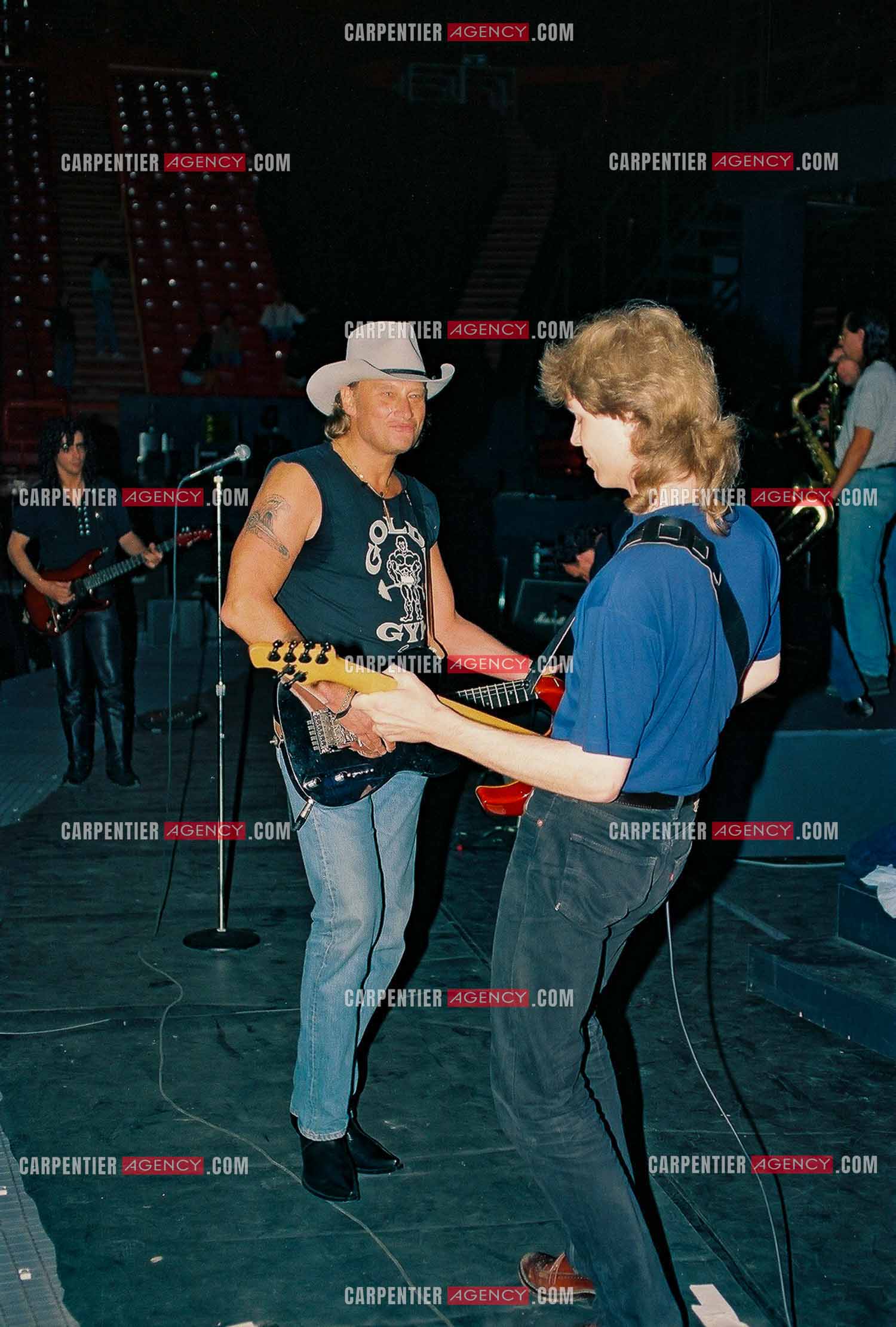 Le chanteur Johnny Hallyday en concert au Palais omnisports de Paris-Bercy du 14 septembre au 4 octobre 1992. Dernières répétitions avec son guitariste Thibault Abrial avant le jour J.      ( Exclusif )