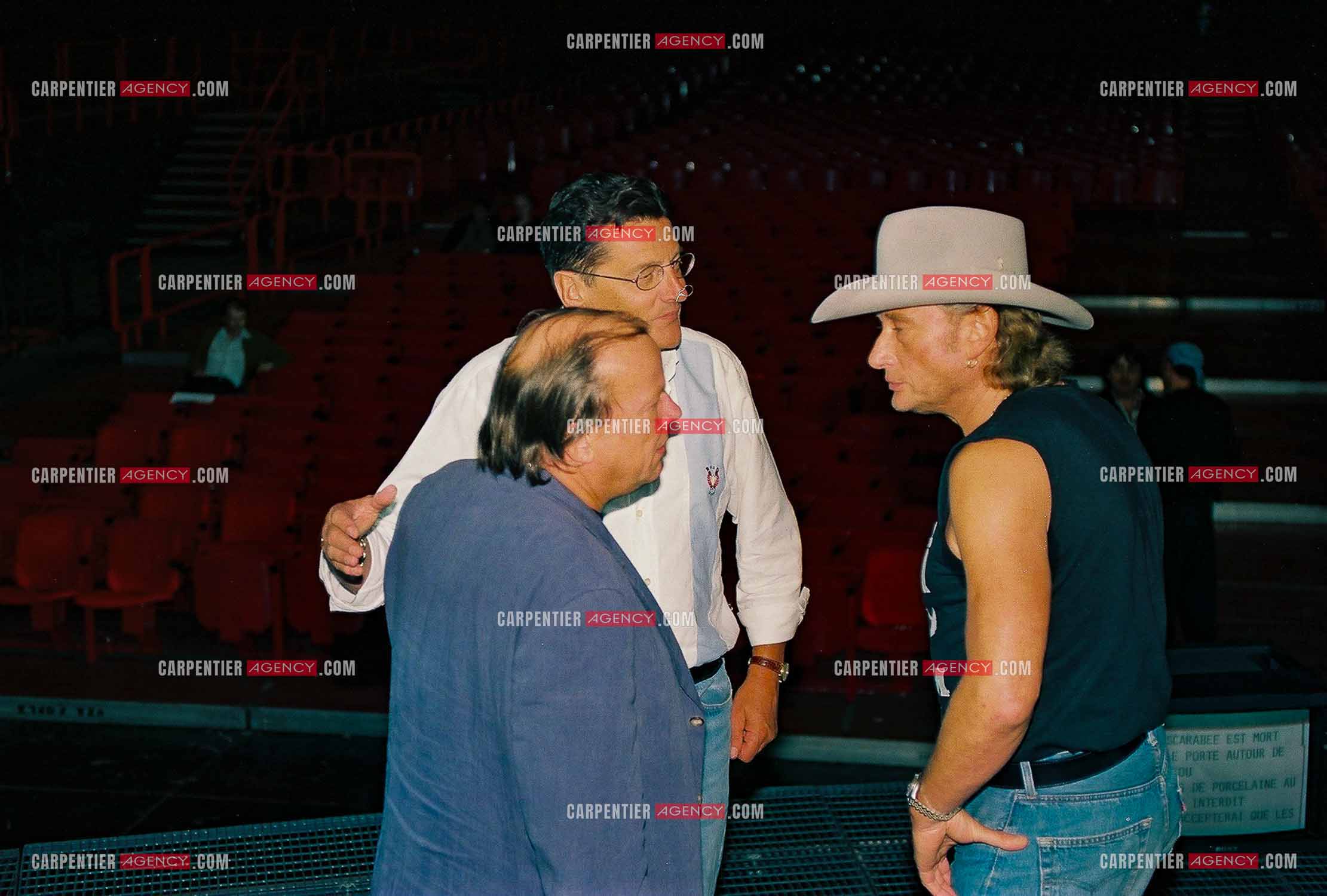 Le chanteur Johnny Hallyday en concert au Palais omnisports de Paris-Bercy du 14 septembre au 4 octobre 1992. Dernières répétitions avec son producteur Jean-Claude Camus et son attaché de presse Gilles Paquet avant le jour J.      ( Exclusif )