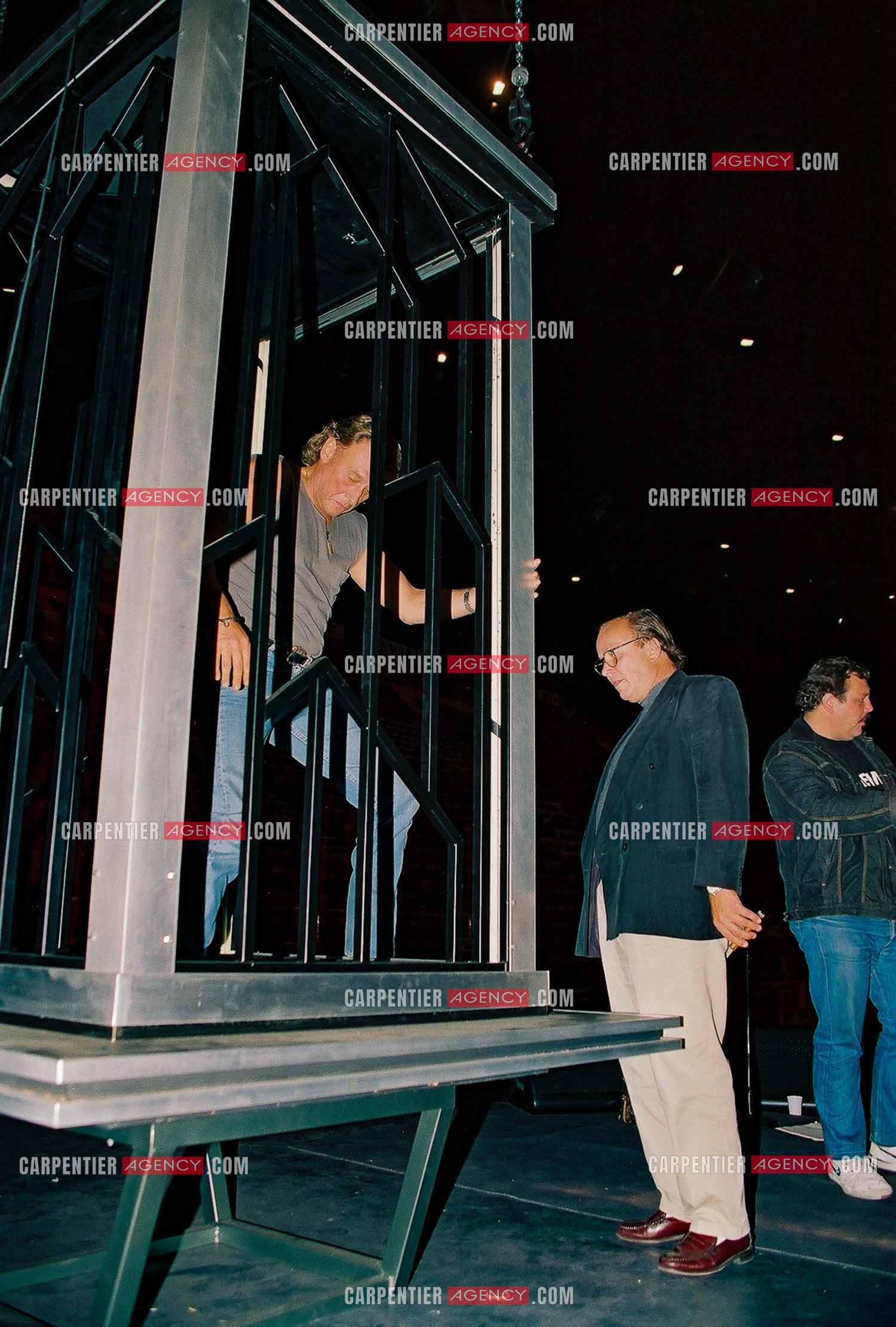 Le chanteur Johnny Hallyday en concert au Palais omnisports de Paris-Bercy du 14 septembre au 4 octobre 1992. Lors des répétitions sous le regard de son attaché de presse Gilles Paquet.       ( Exclusif )