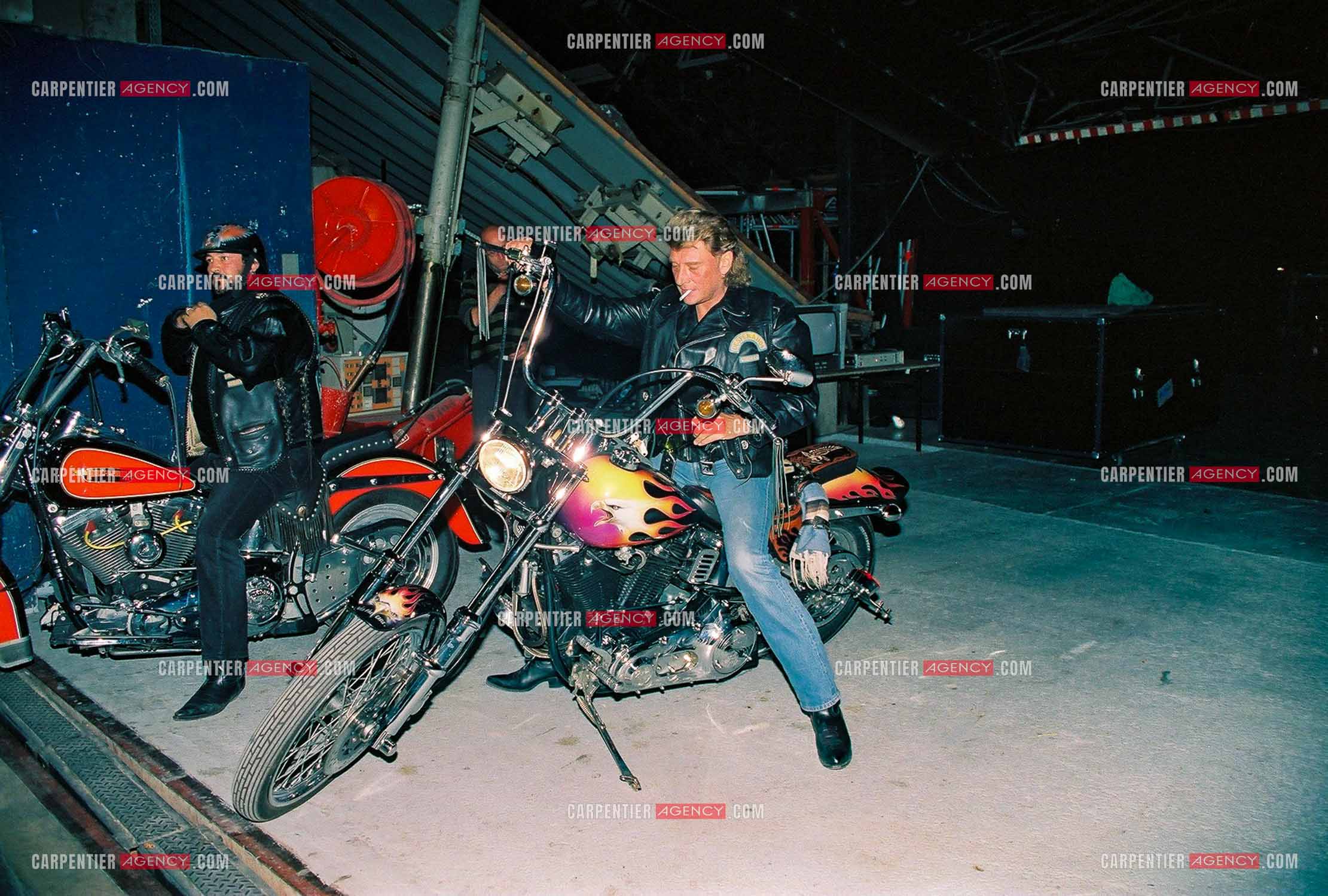 Johnny Hallyday et son garde du corps Joe Rodriguez sur leurs Harley Davidson quittant le parking artistes du POPB de Paris Bercy après le concert. Johnny est habillé aux couleurs de son club DESPERADOS.                             ( Exclusif )