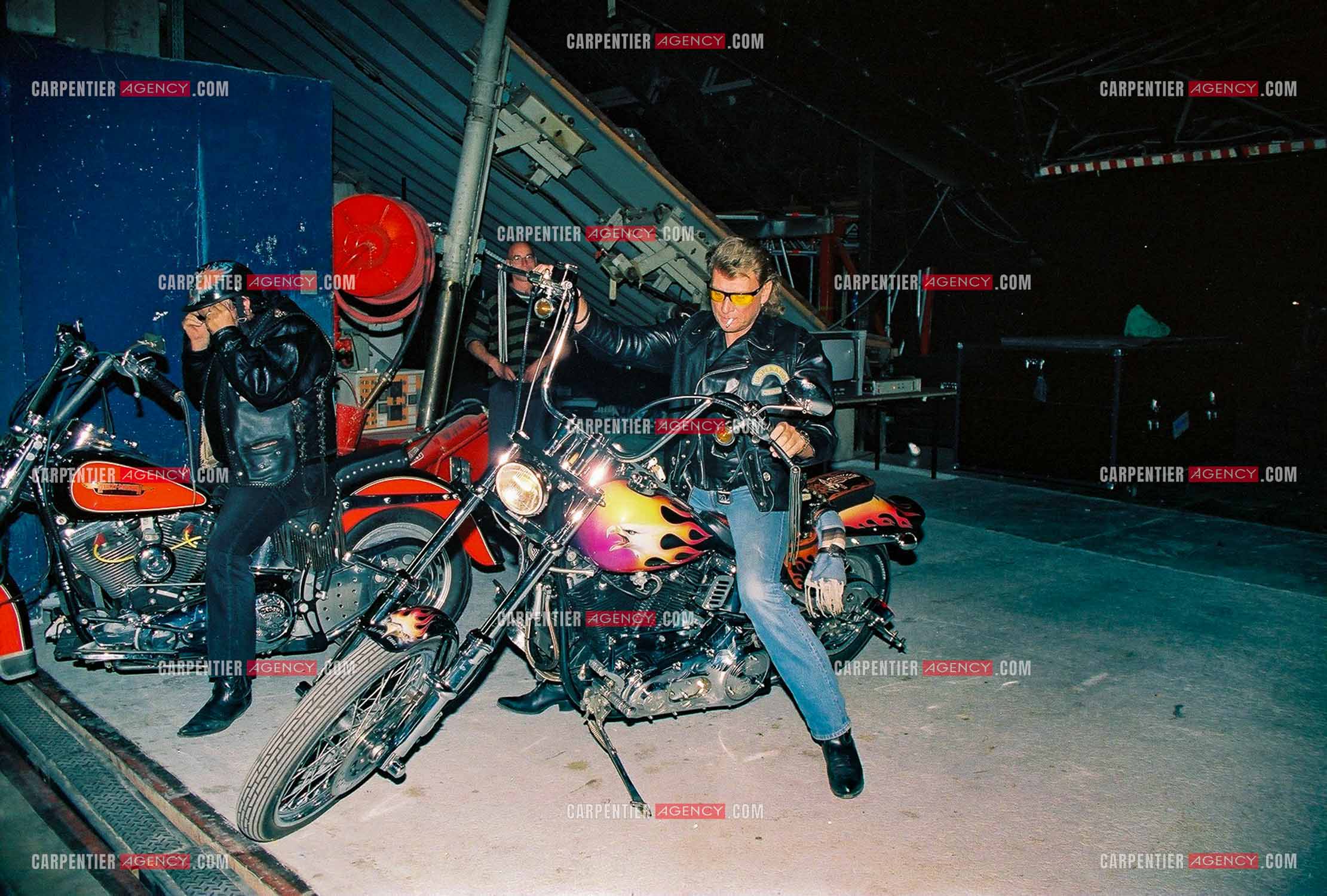 Johnny Hallyday sur son Harley Davidson quittant le parking artistes du POPB de Paris Bercy après son concert. Johnny est habillé aux couleurs de son club DESPERADOS.                             ( Exclusif )