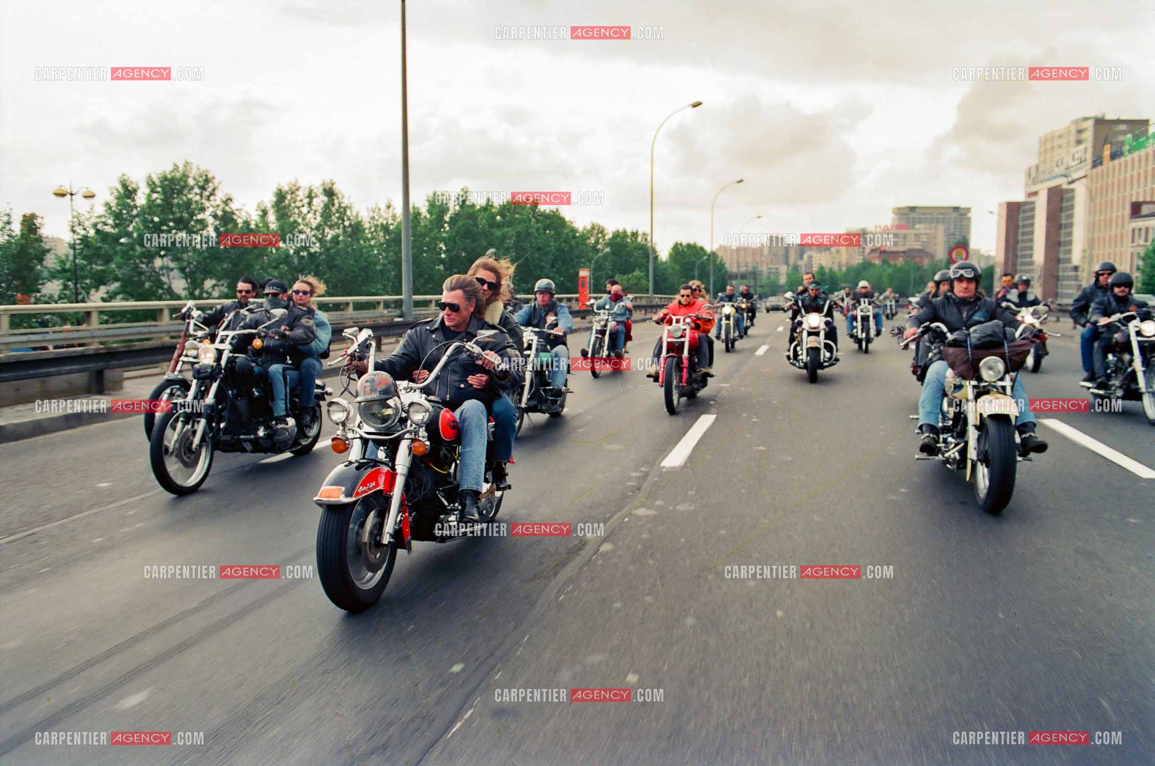 Johnny Hallyday avec sa nouvelle compagne la chanteuse Fanny Gardel ( ex-femme de François Feldman ) lors d'une concentration moto partant de Paris en direction du circuit Carole.