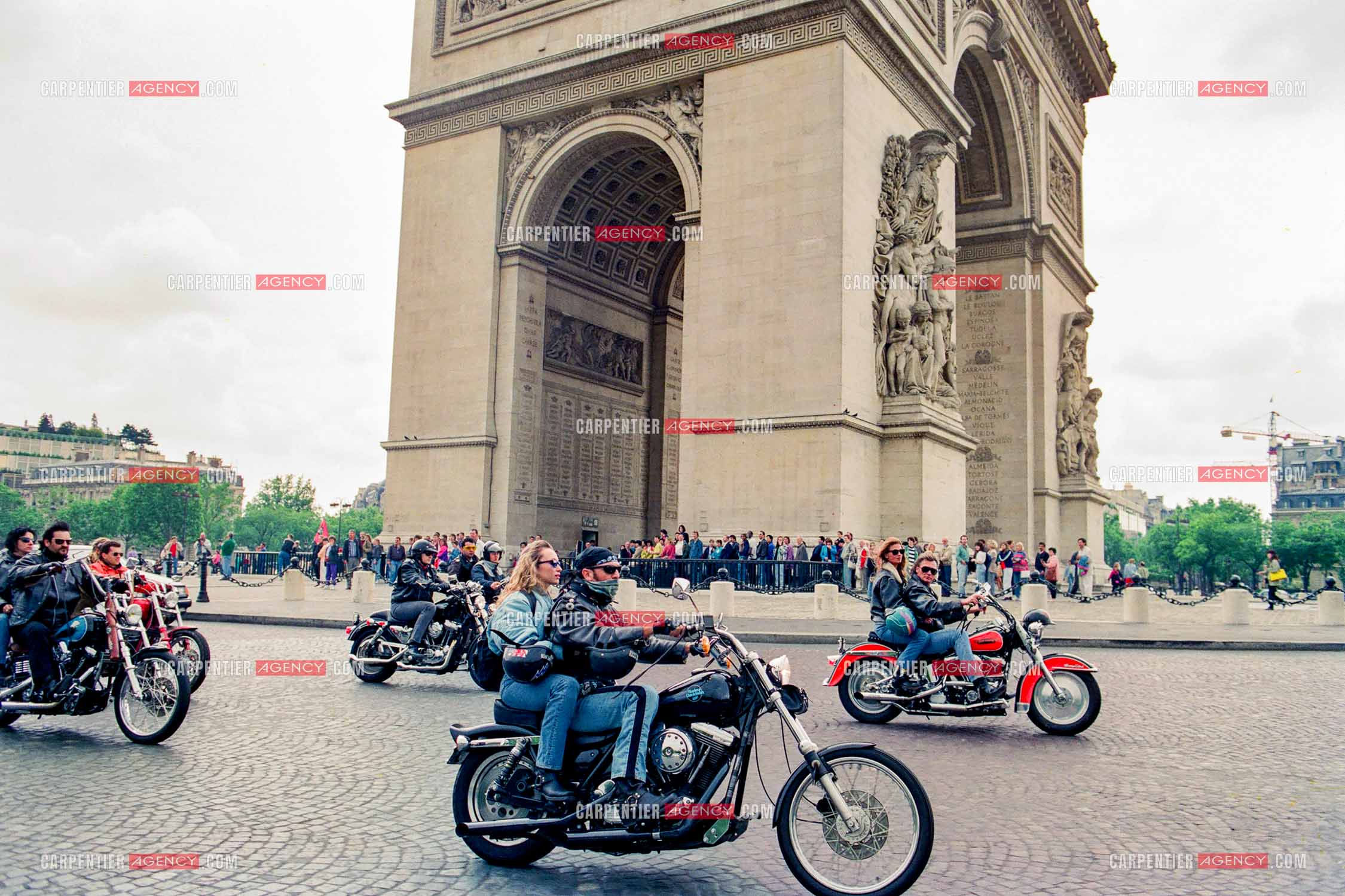 Johnny Hallyday avec sa nouvelle compagne la chanteuse Fanny Gardel ( ex-femme de François Feldman ) lors d'une concentration moto partant de Paris en direction du circuit Carole.