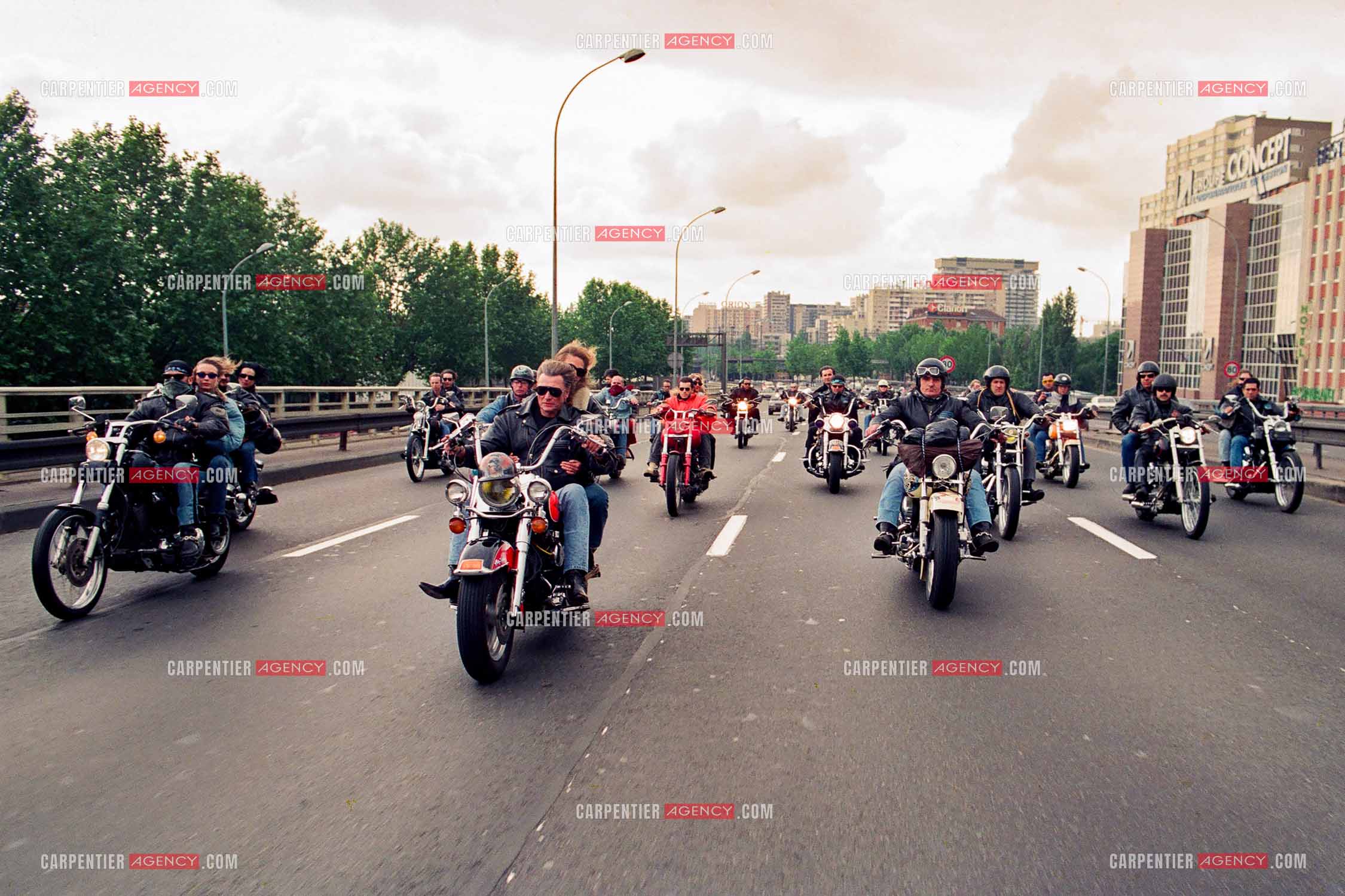 Johnny Hallyday avec sa nouvelle compagne la chanteuse Fanny Gardel ( ex-femme de François Feldman ) lors d'une concentration moto partant de Paris en direction du circuit Carole.